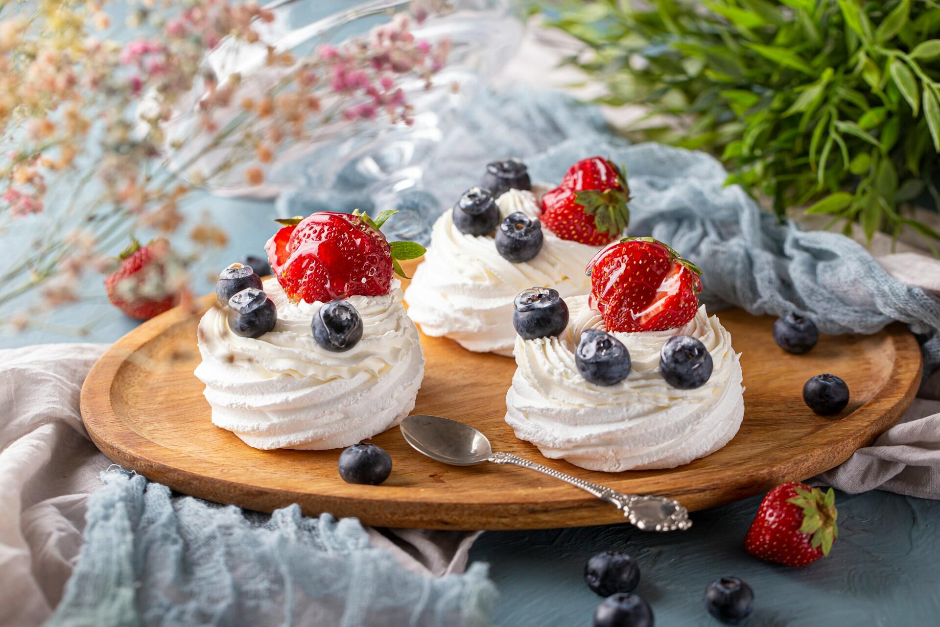 Mini pavlovas.