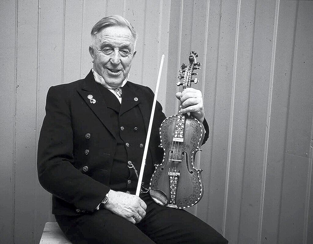Photo of Olav Øygarden with his fiddle  