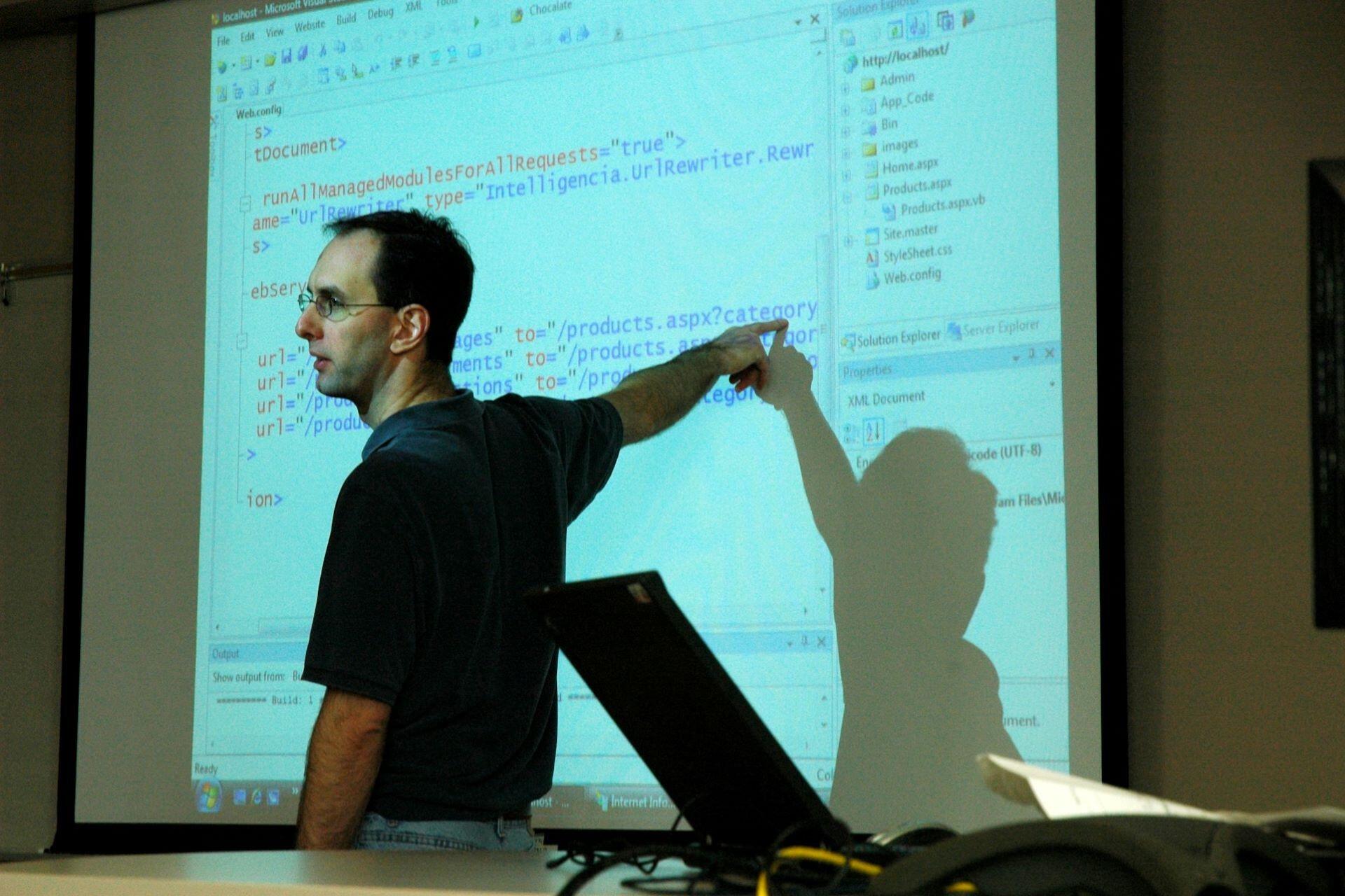 A tutor teaching code.