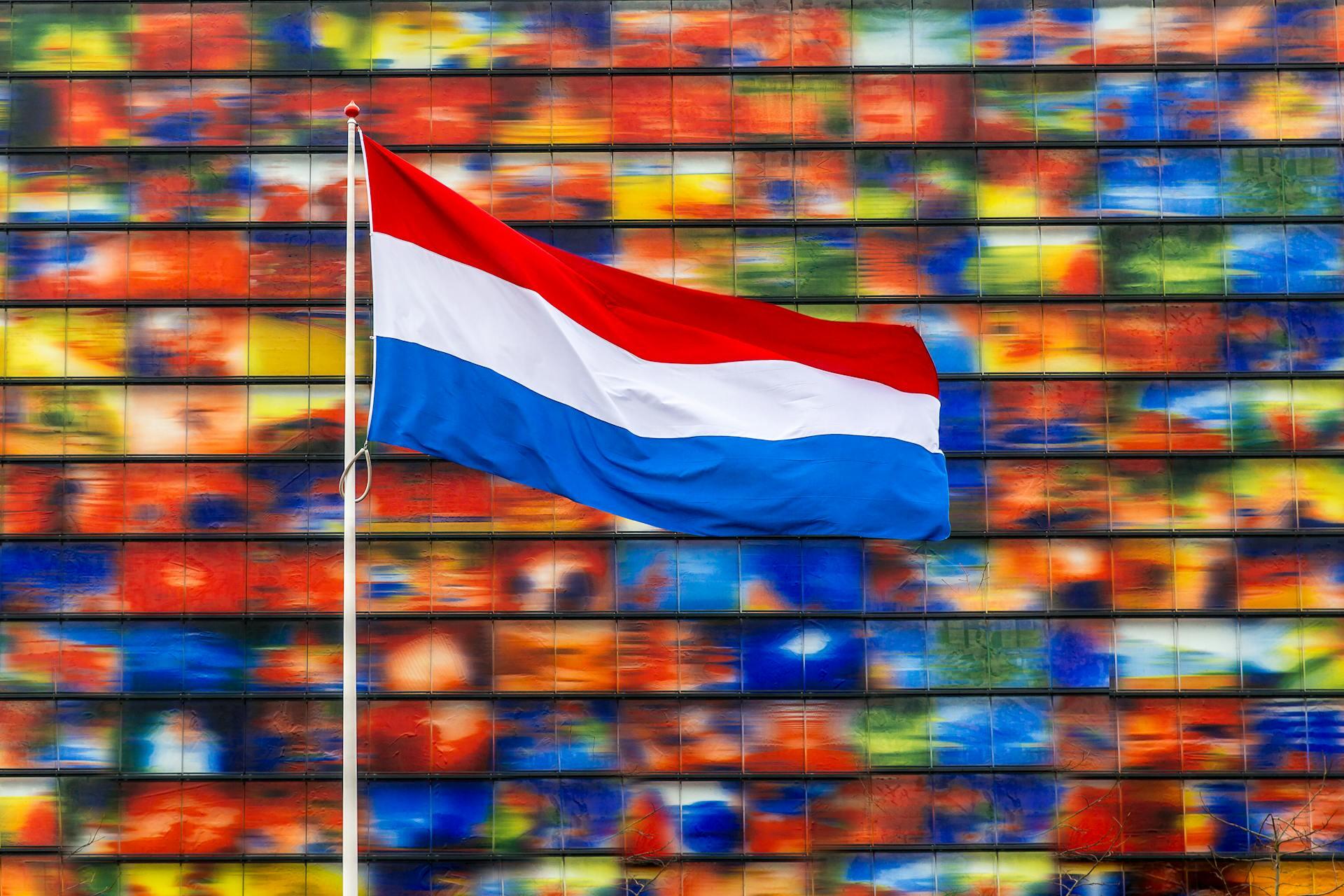 Picture of the dutch flag with mirrors behind it
