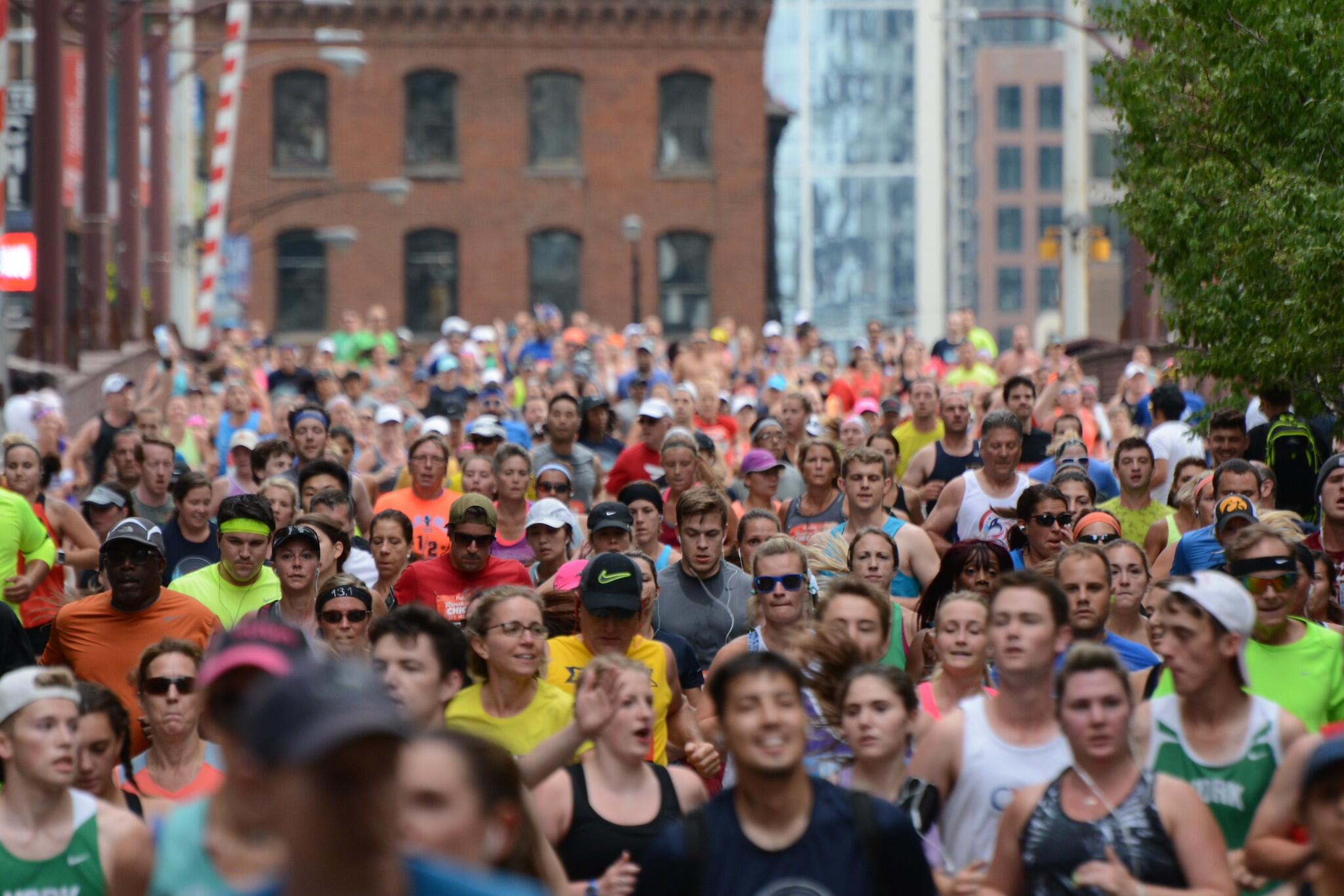 mass of runners on the streets of Chicago