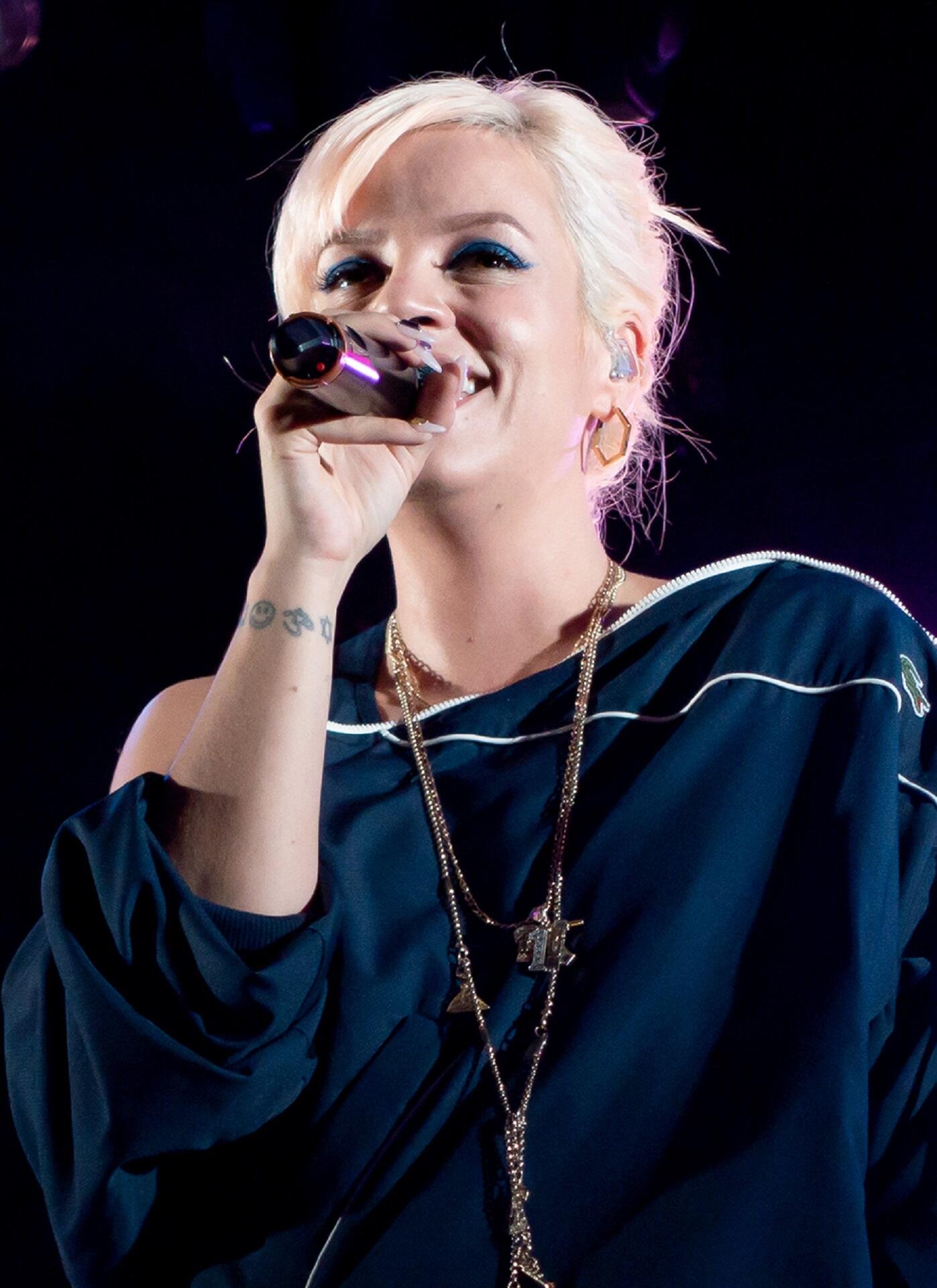 lilly allen performing