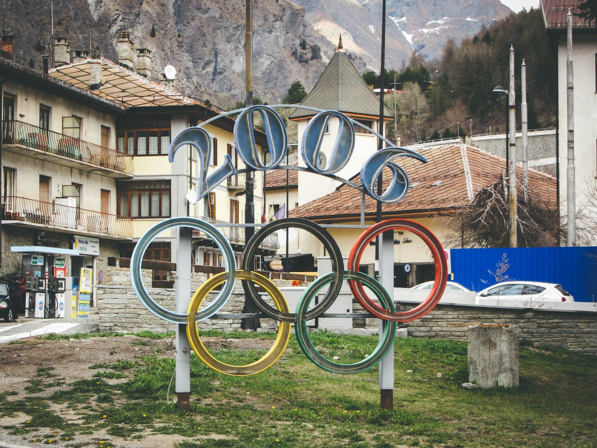 Sign bearing the inscription “2006” together with the Olympic symbol.