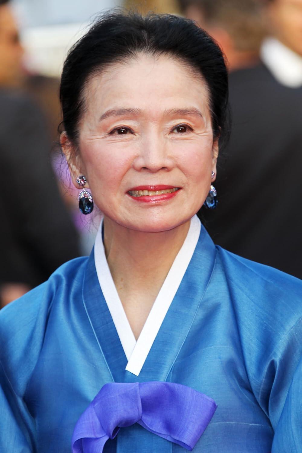 photo of Yoon Jeong-hee