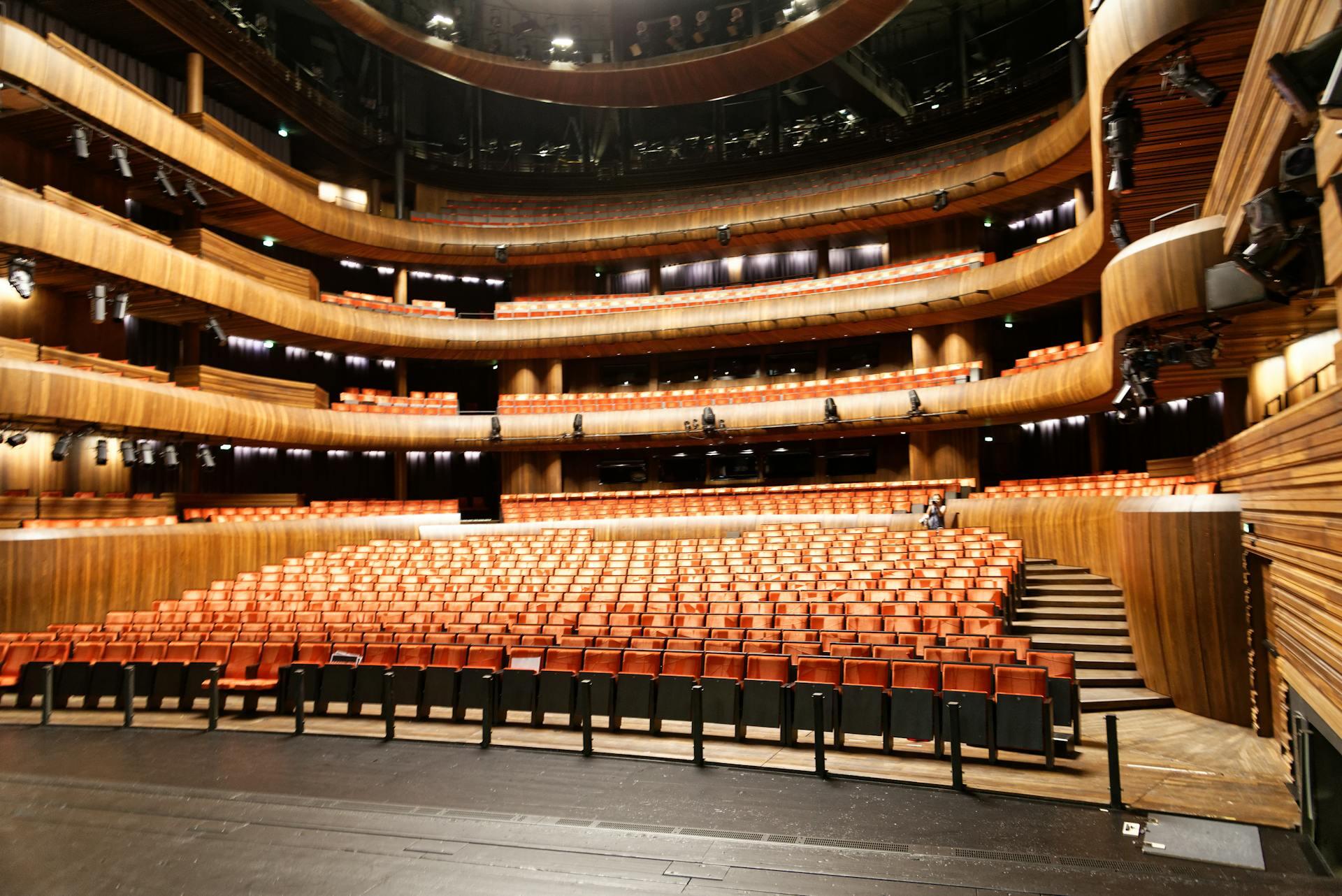 An empty theatre with a black star and rows of seats in the background 