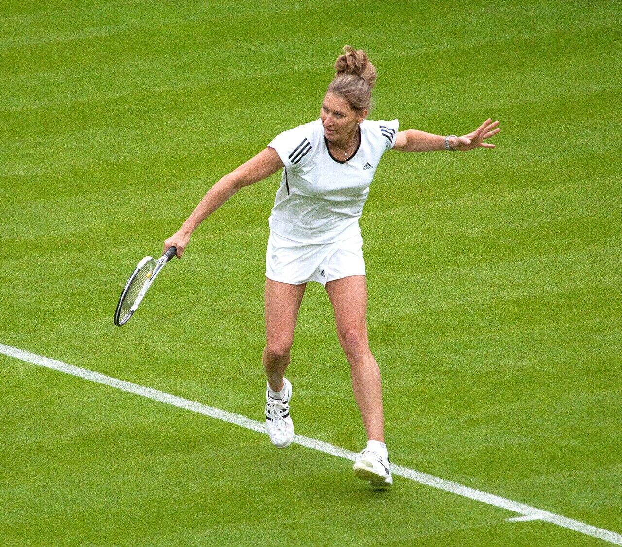 Steffi Graff playing tennis at wimbledon 