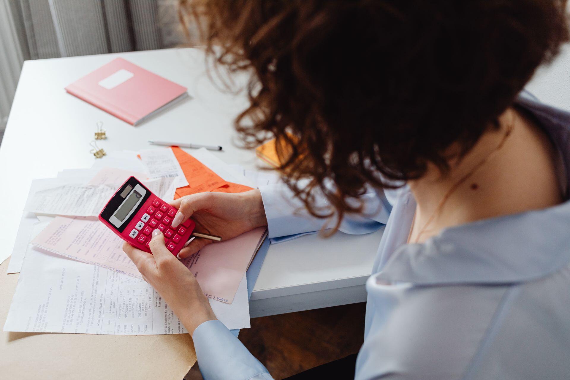 Image of lady using calculator