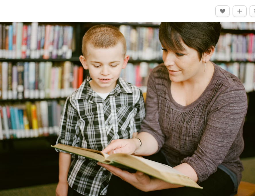 Δάσκαλος εμπνέει παιδιά στα μαθηματικά με πρακτικά παραδείγματα.