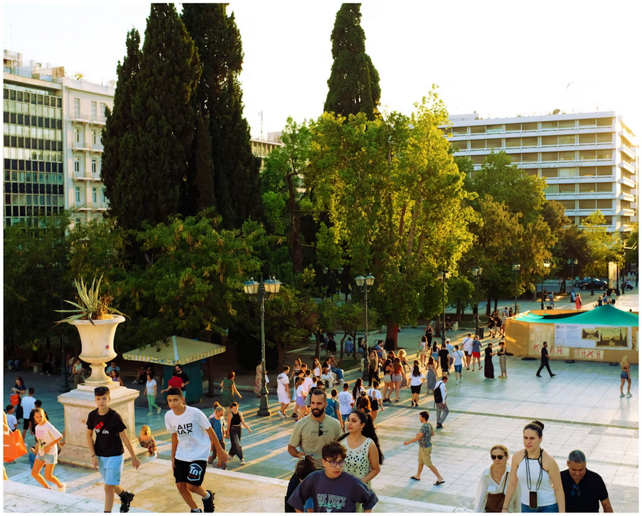 Τουρίστες στην πλατεία Συντάγματος της Αθήνας.