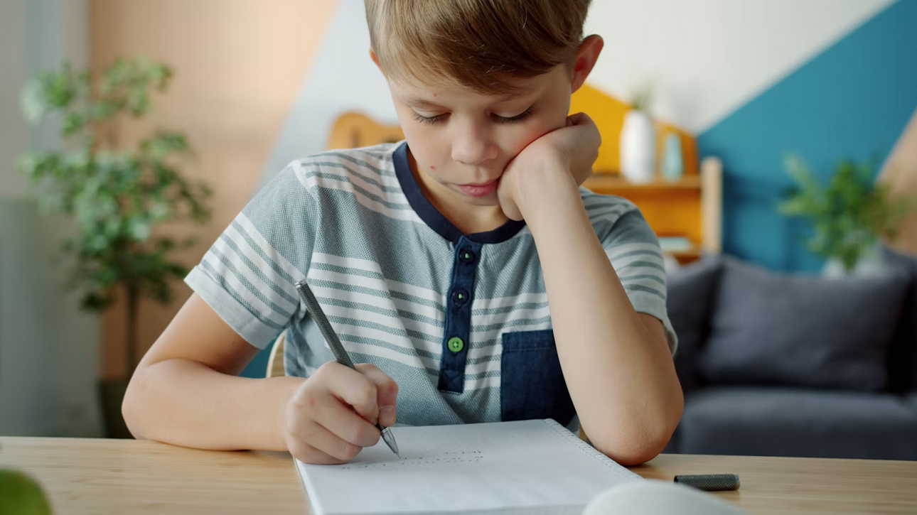 Τακτοποιημένο γραφείο για μελέτη στο σπίτι με ήσυχο περιβάλλον και καλή συγκέντρωση