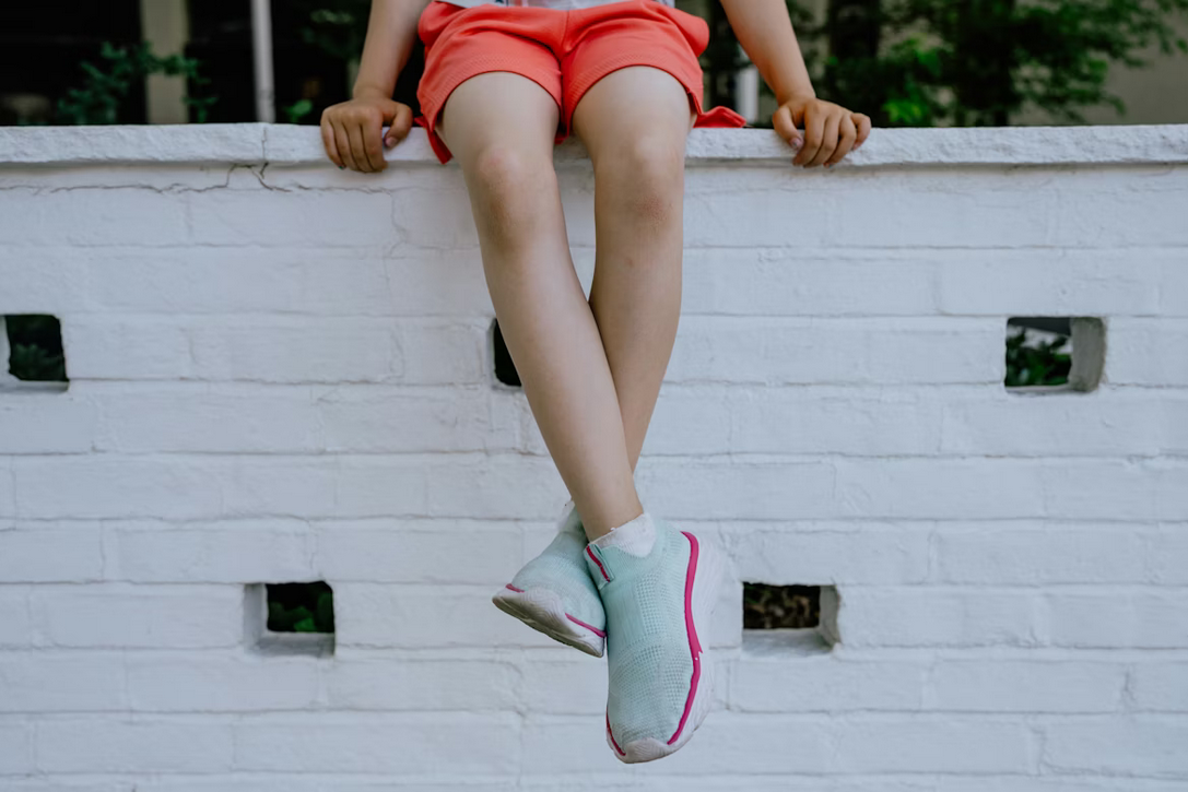 Παιδί που κάνει μικρό διάλειμμα κατά τη μελέτη στο σπίτι για καλύτερη συγκέντρωση