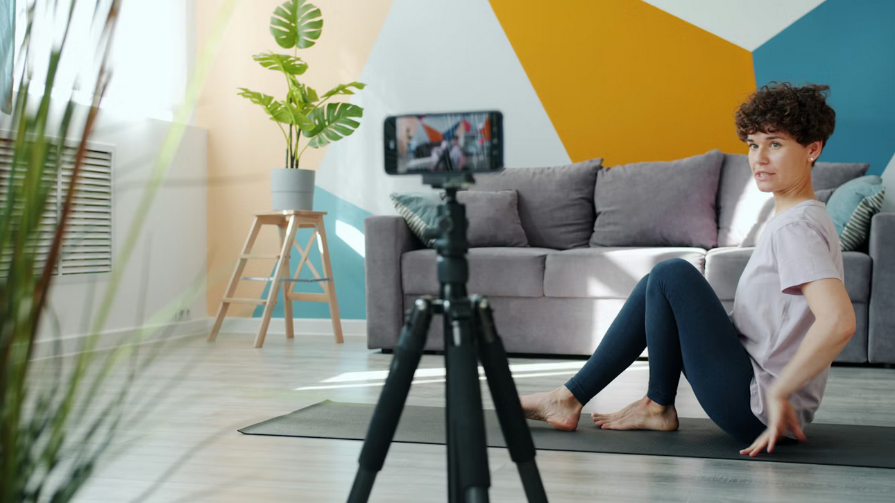 Personal trainer που κάνει online μάθημα