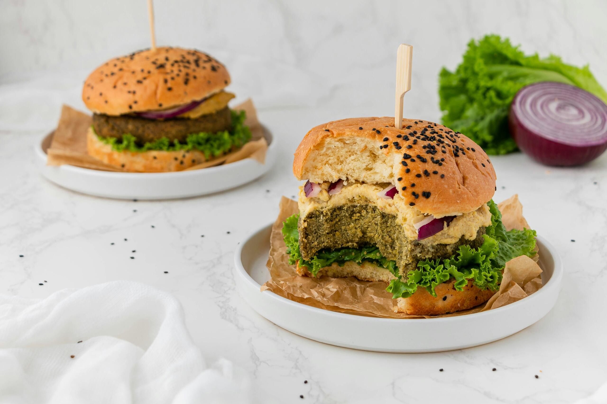 Vegan burger με φυτικά μπιφτέκια και λαχανικά.