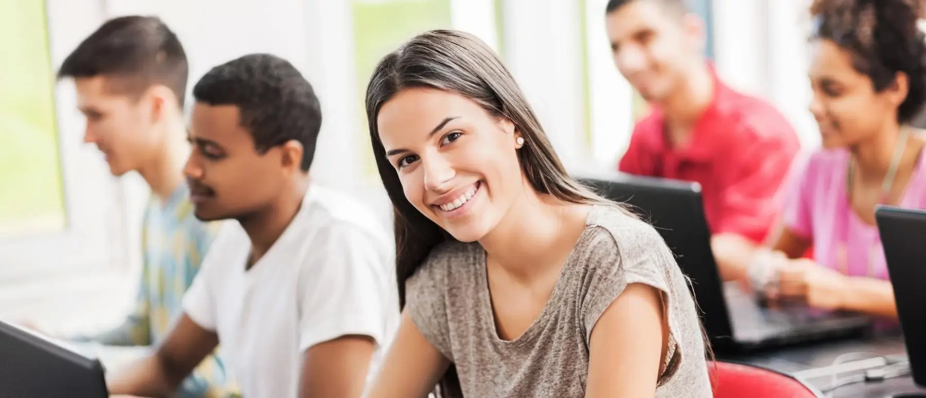 Σπουδαστές σε αίθουσα υπολογιστών κατά τη διάρκεια μαθήματος ξένων γλωσσών.