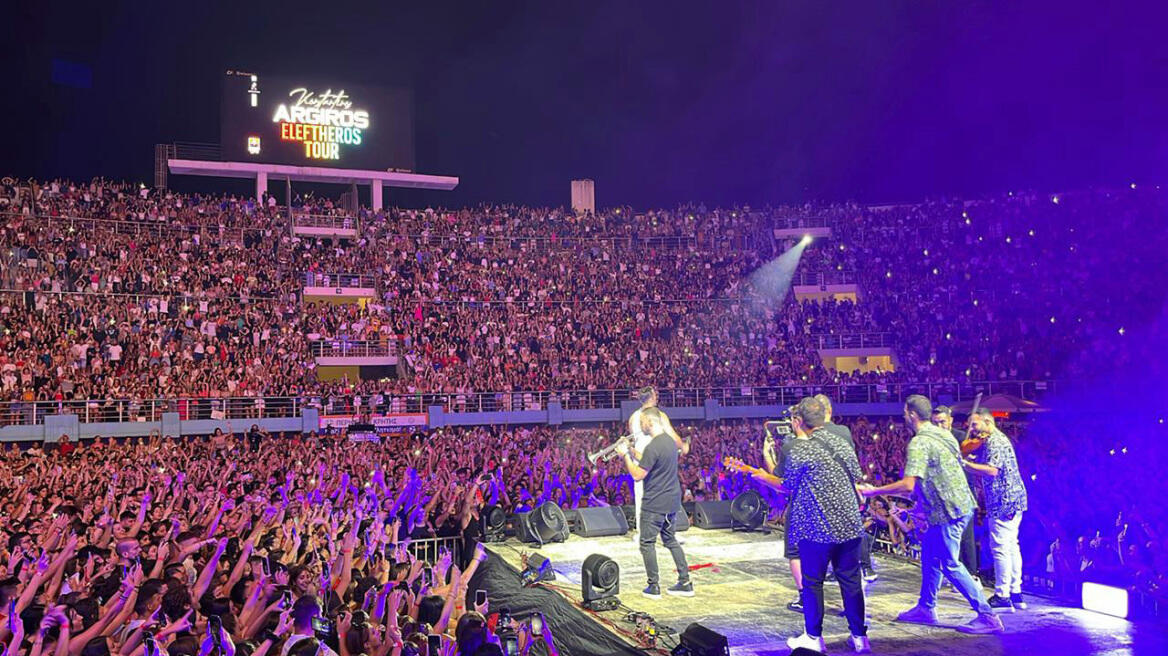 Καλλιτέχνης εμφανίζεται σε sold-out συναυλία με χιλιάδες θεατές σε ανοιχτό χώρο.