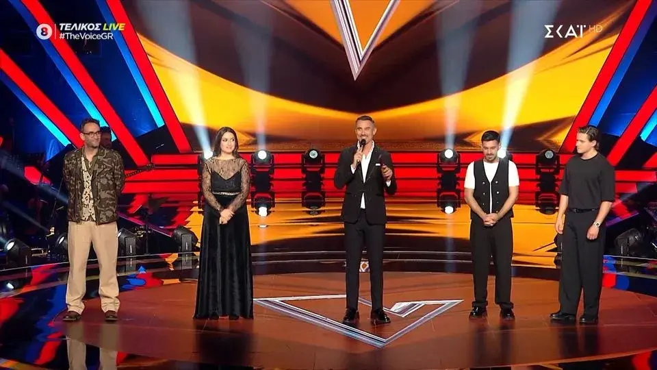 Τελικός του The Voice Greece με παρουσιαστή και διαγωνιζόμενους στη σκηνή του ΣΚΑΪ.