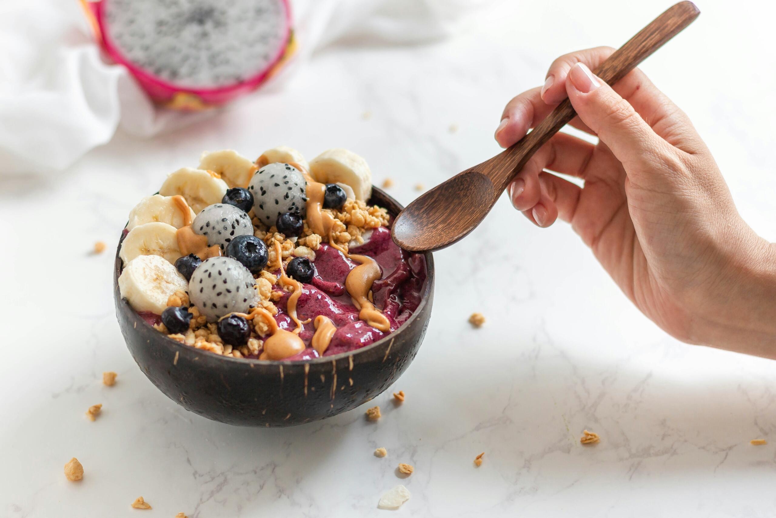 Μπολ smoothie με φρούτα, granola και φυστικοβούτυρο έτοιμο για κατανάλωση.