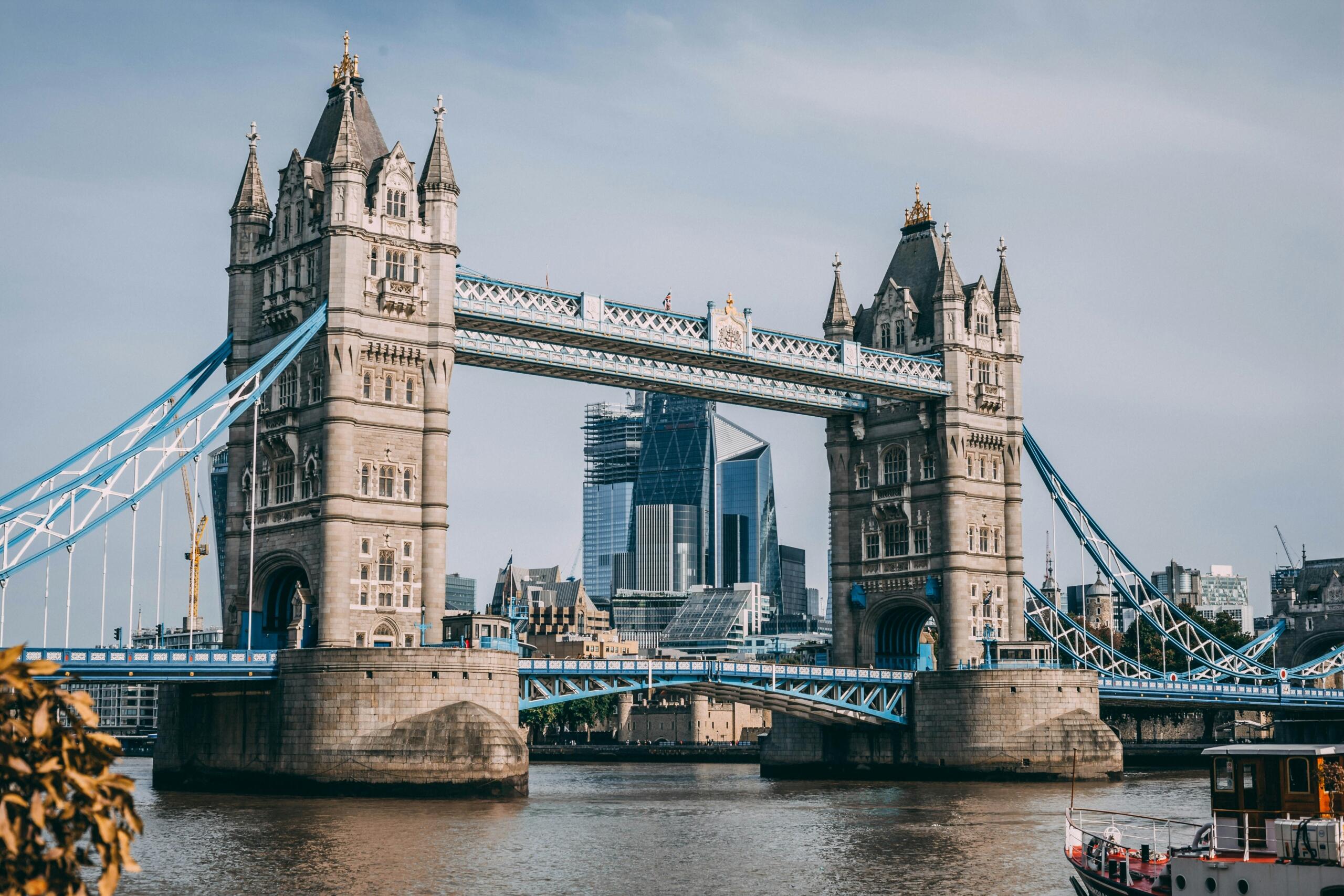 Η γέφυρα Tower Bridge του Λονδίνου πάνω από τον ποταμό Τάμεση με σύγχρονους ουρανοξύστες στο φόντο