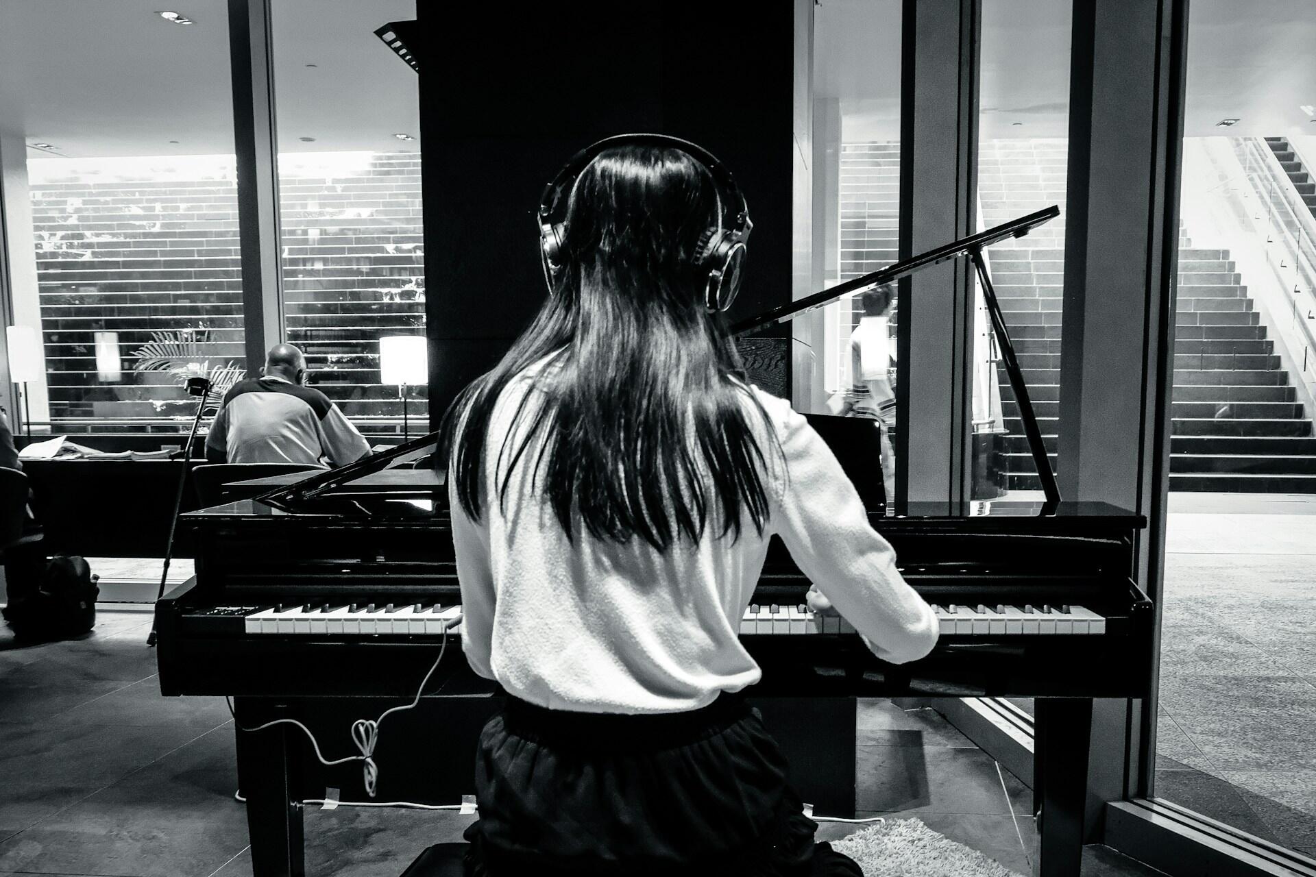 Žena svira klavir