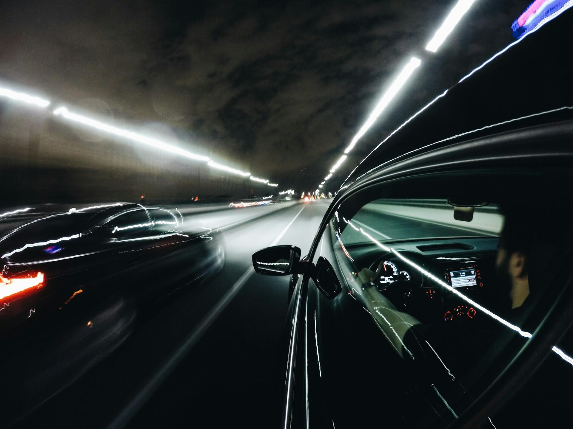 Automobili u tunelu