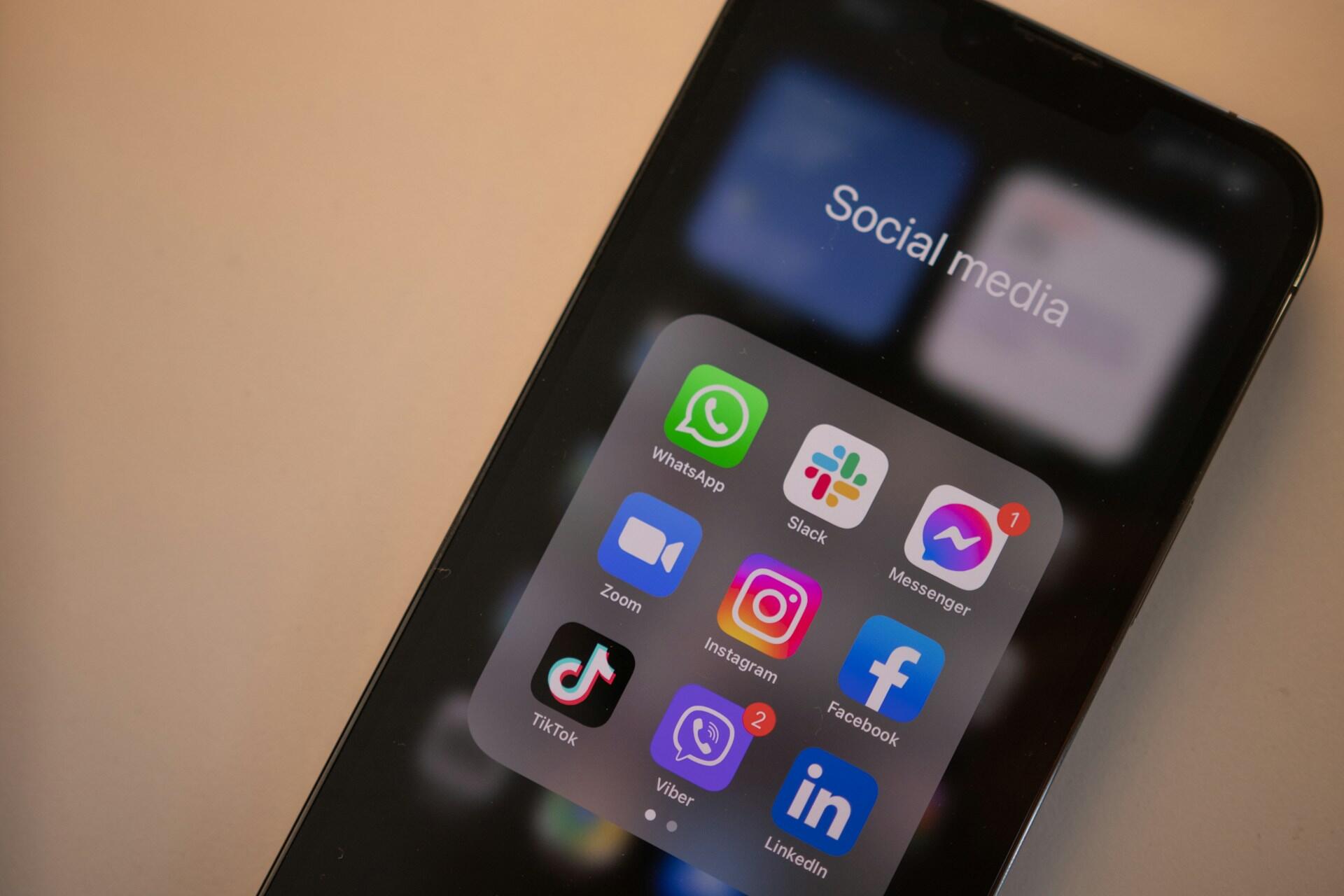 Ikone društvenih mreža na zaslonu mobitela