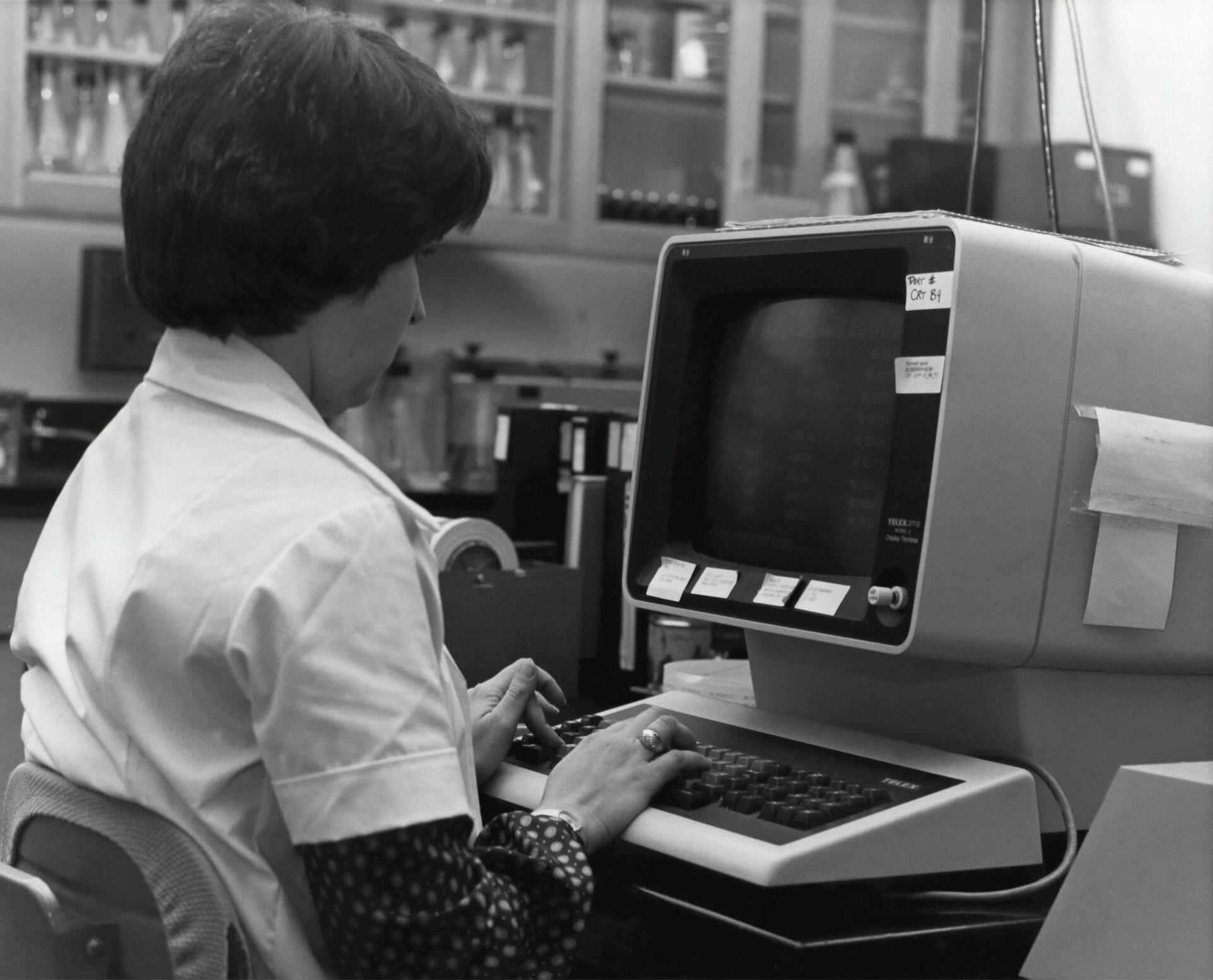 Retro fotografija žene za računalom