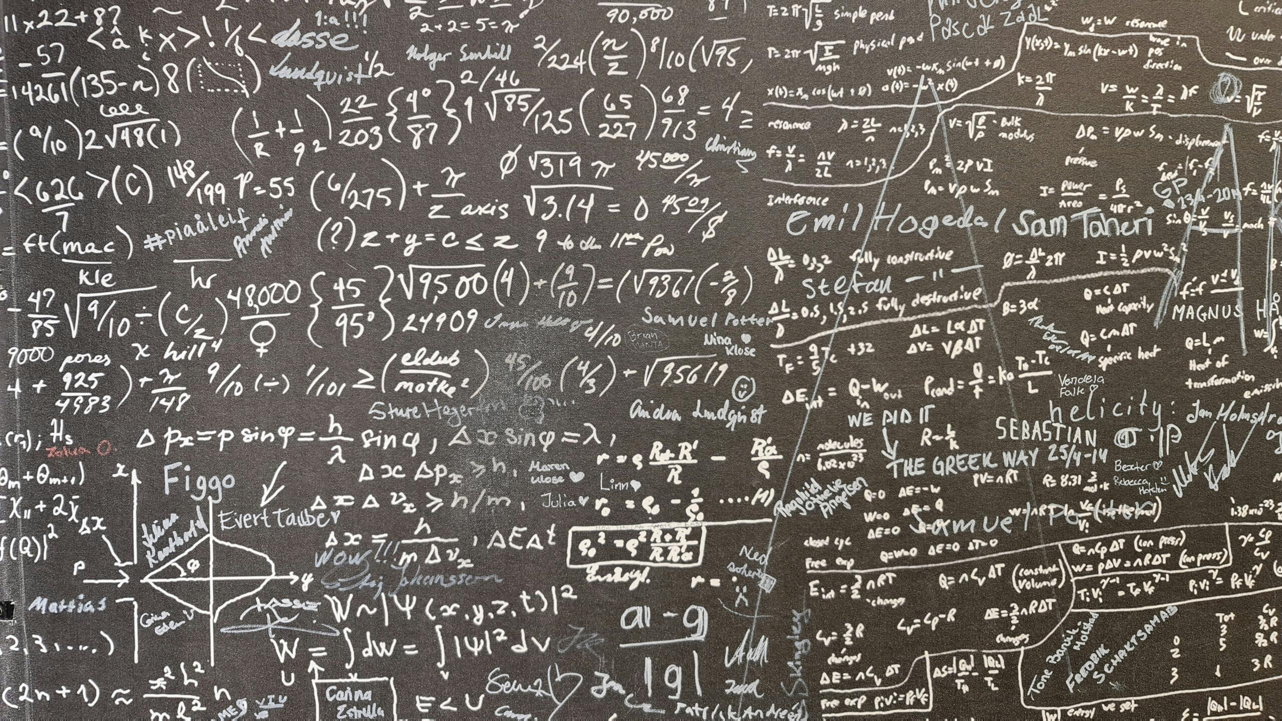 Školska ploča ispunjena kompleksnim formulama iz matematike i fizike koje možete savladati uz instrukcije.