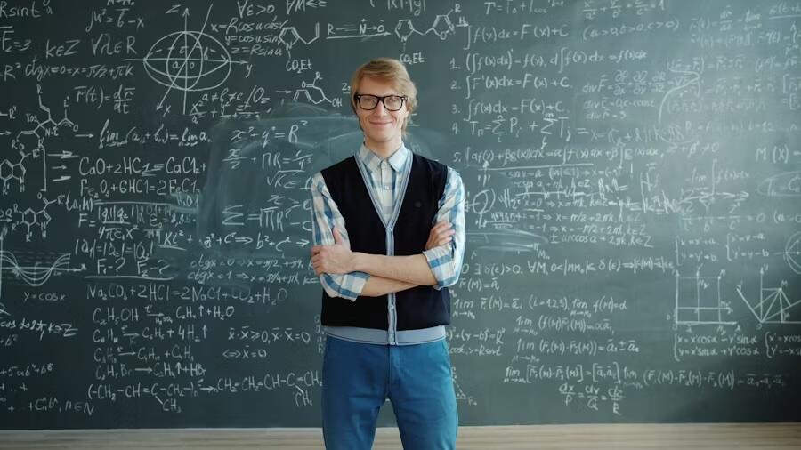 Nastavnik matematike pred tablom