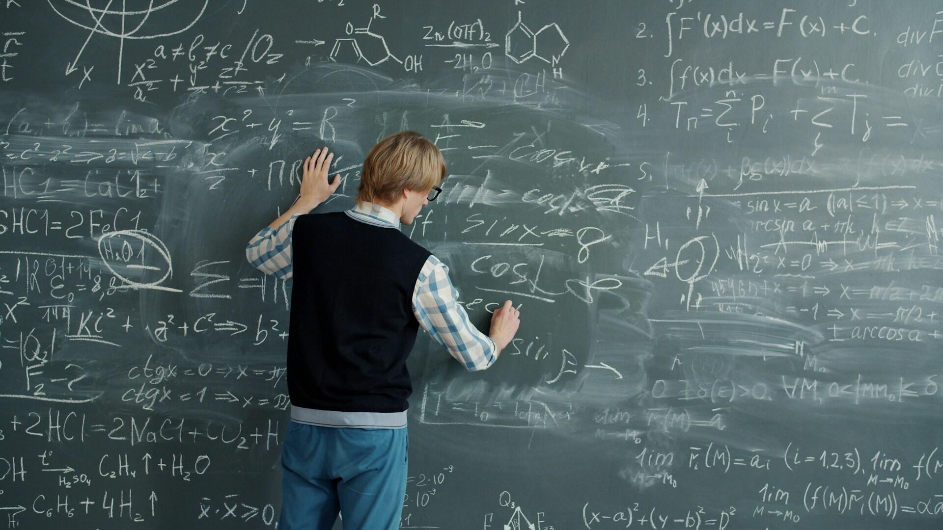 Učitelj fizike pred pločom
