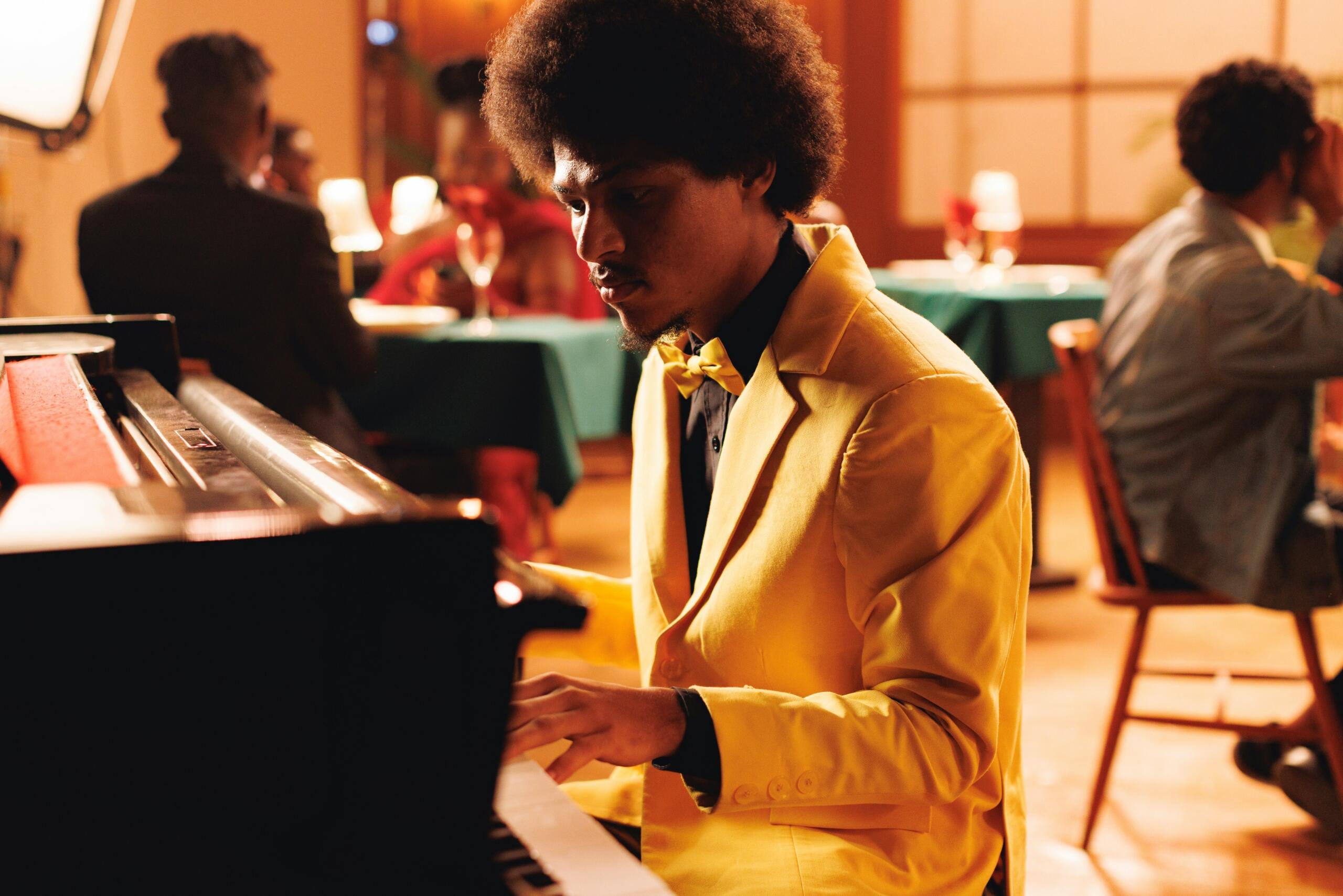 covijek svira klavir