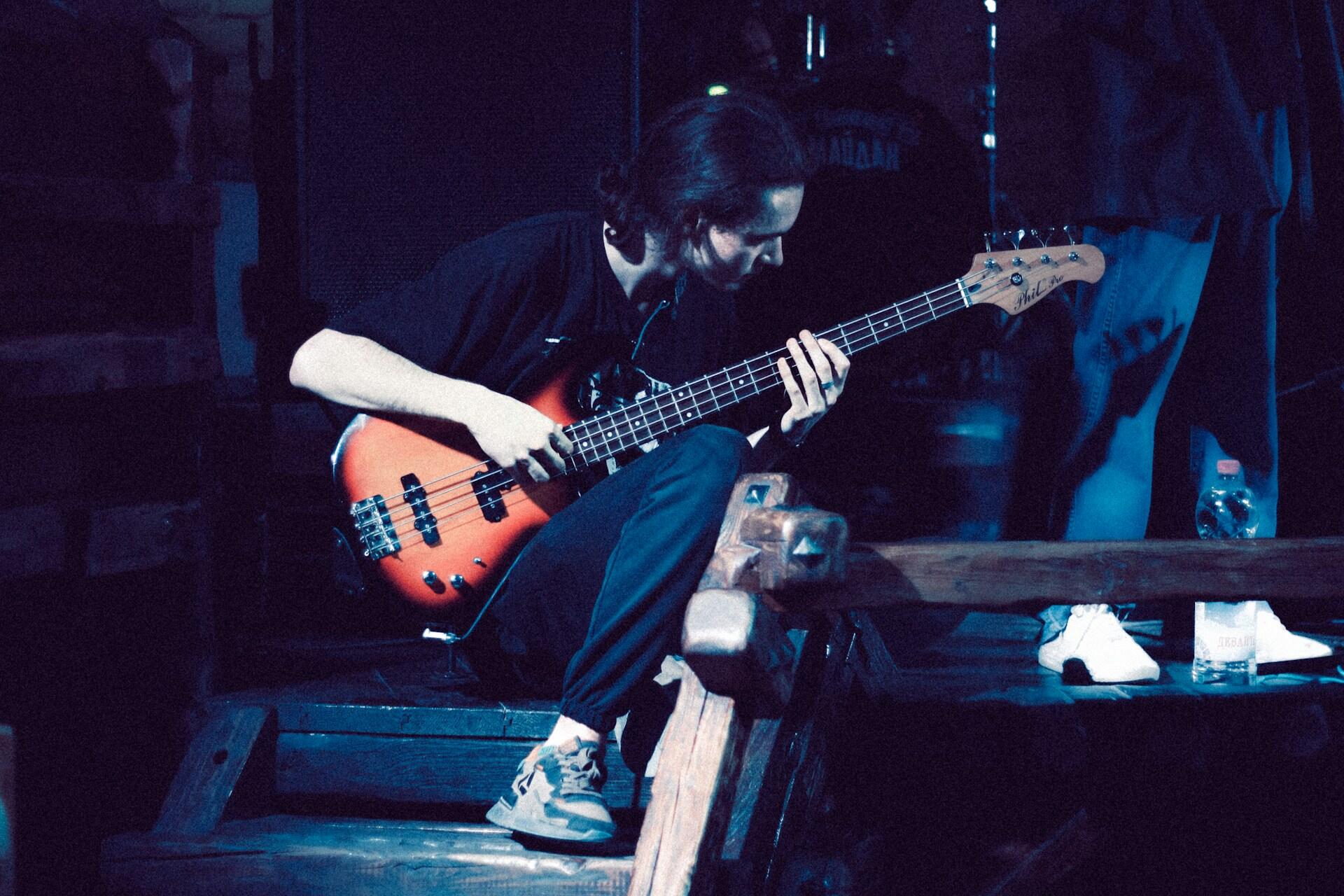 Muškarac s gitarom na pozornici