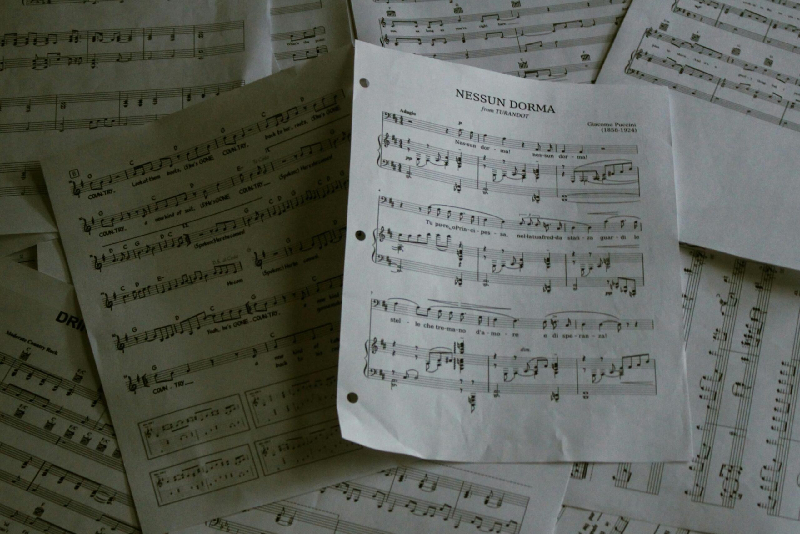 muzicke note na stolu