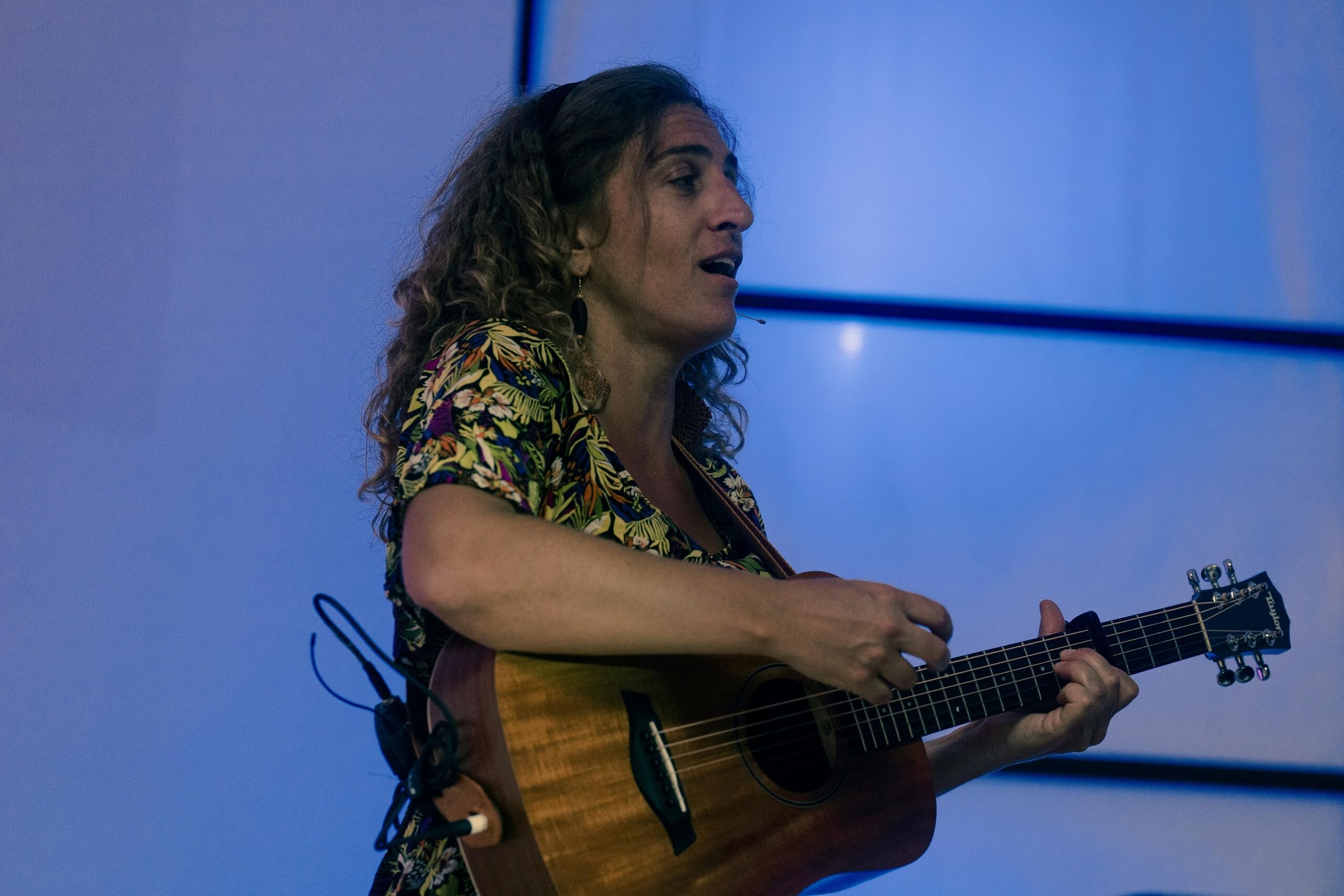 pjevac na Bini pjeva