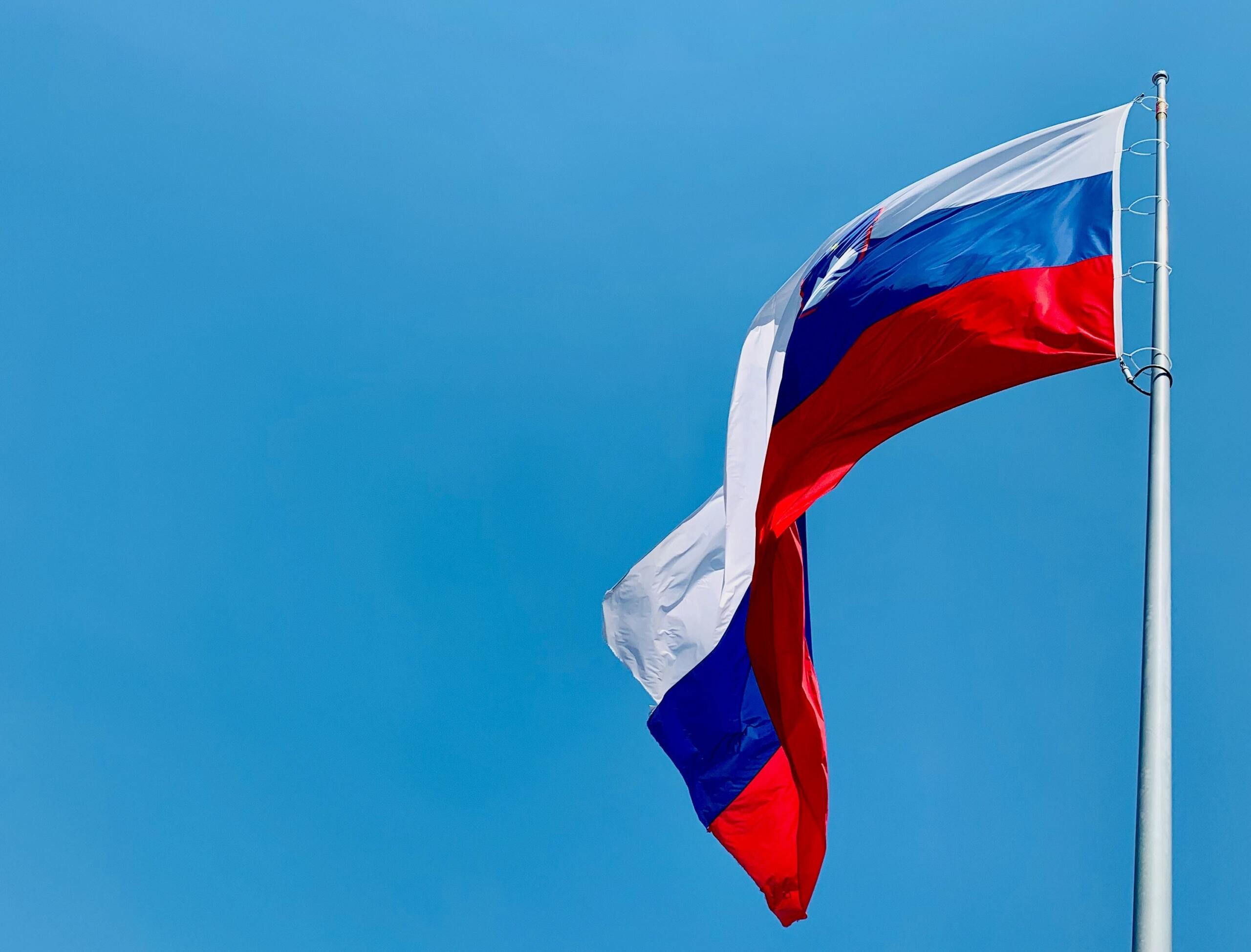 zastava rusije u nebu