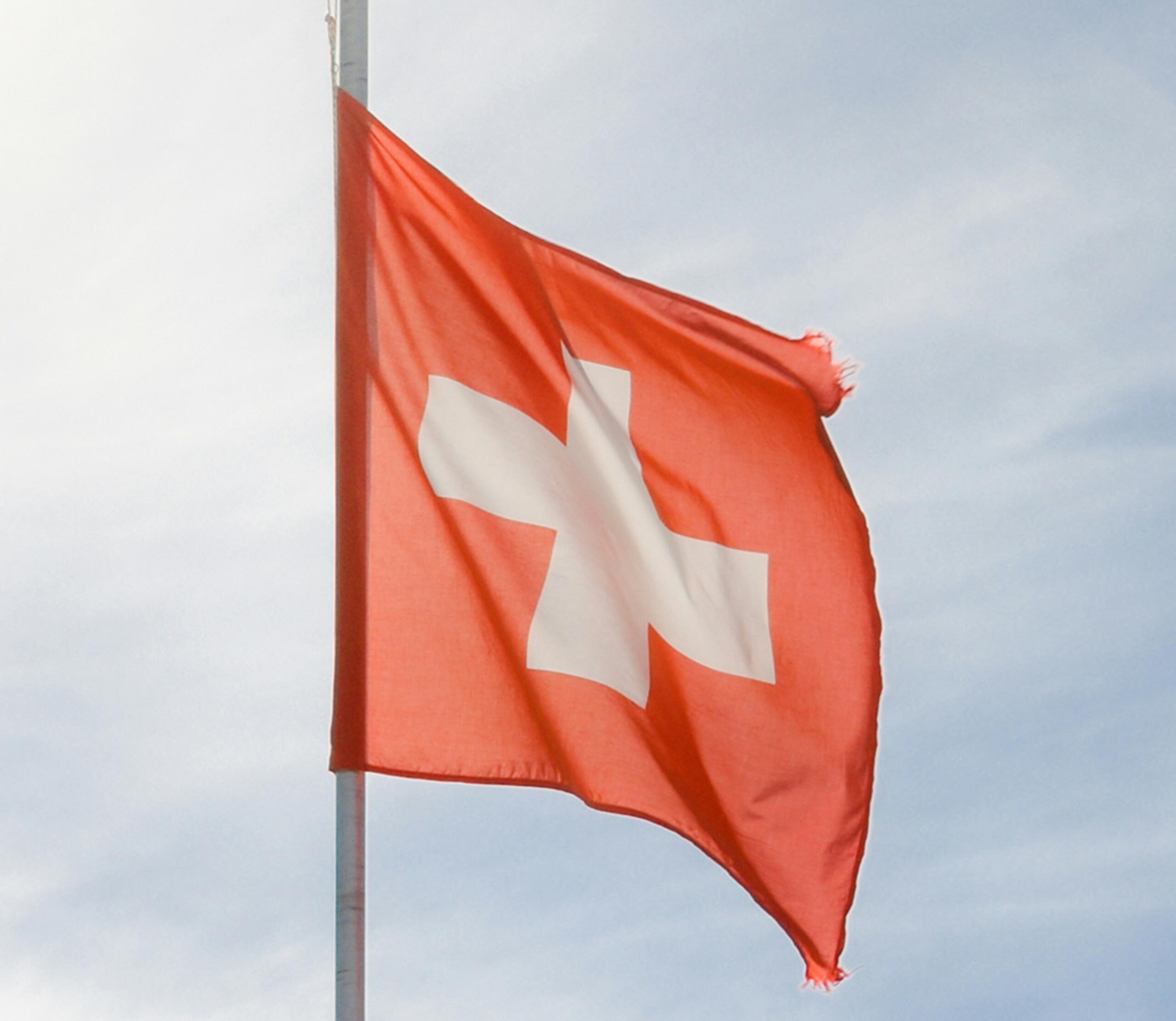 zastava svicarske u nebu