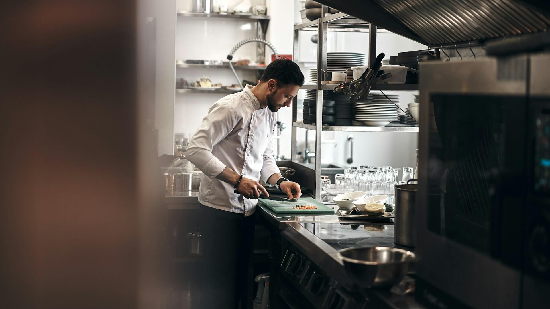 Chef priprema jelo u kuhinji