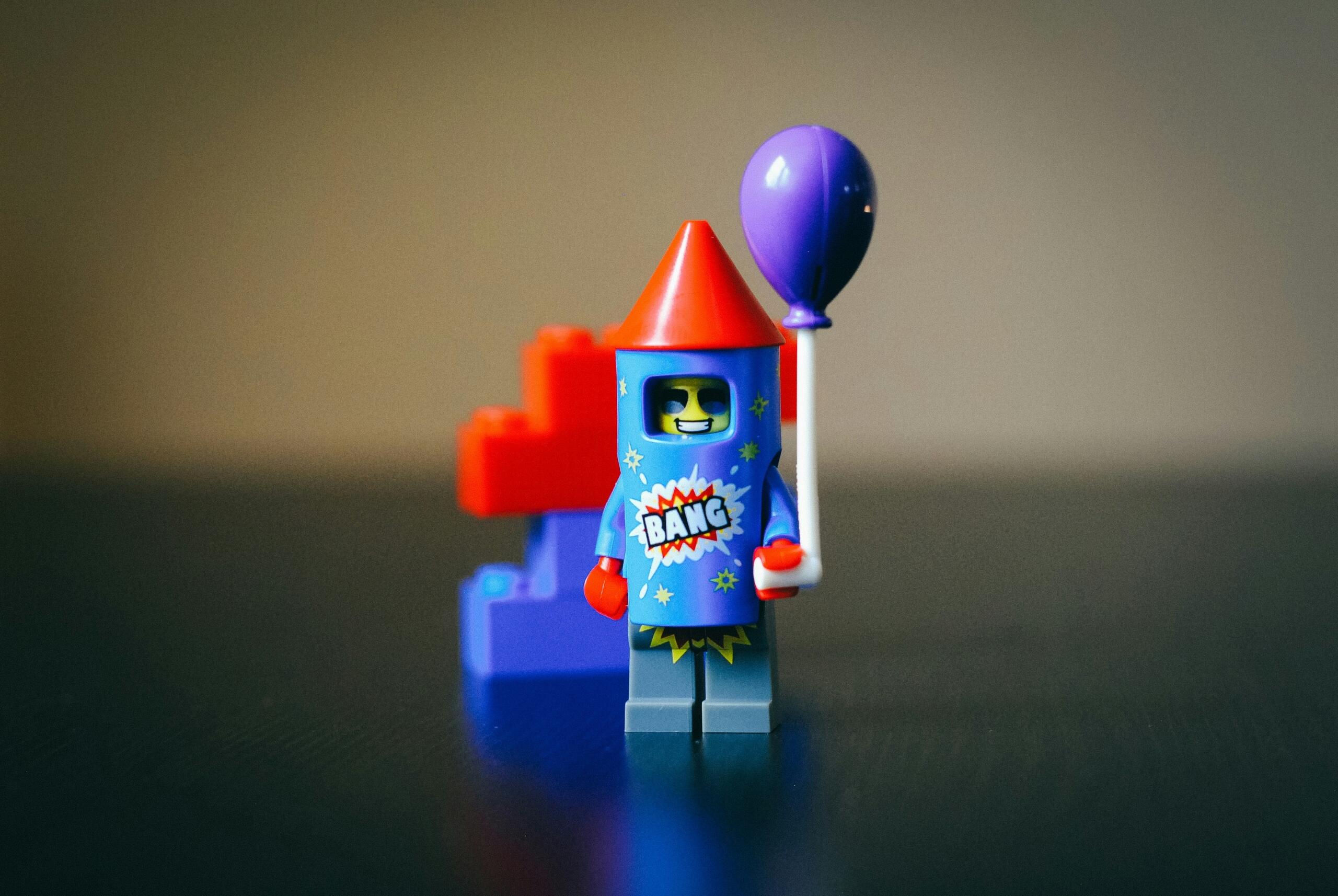 Bang lego figura na stolu