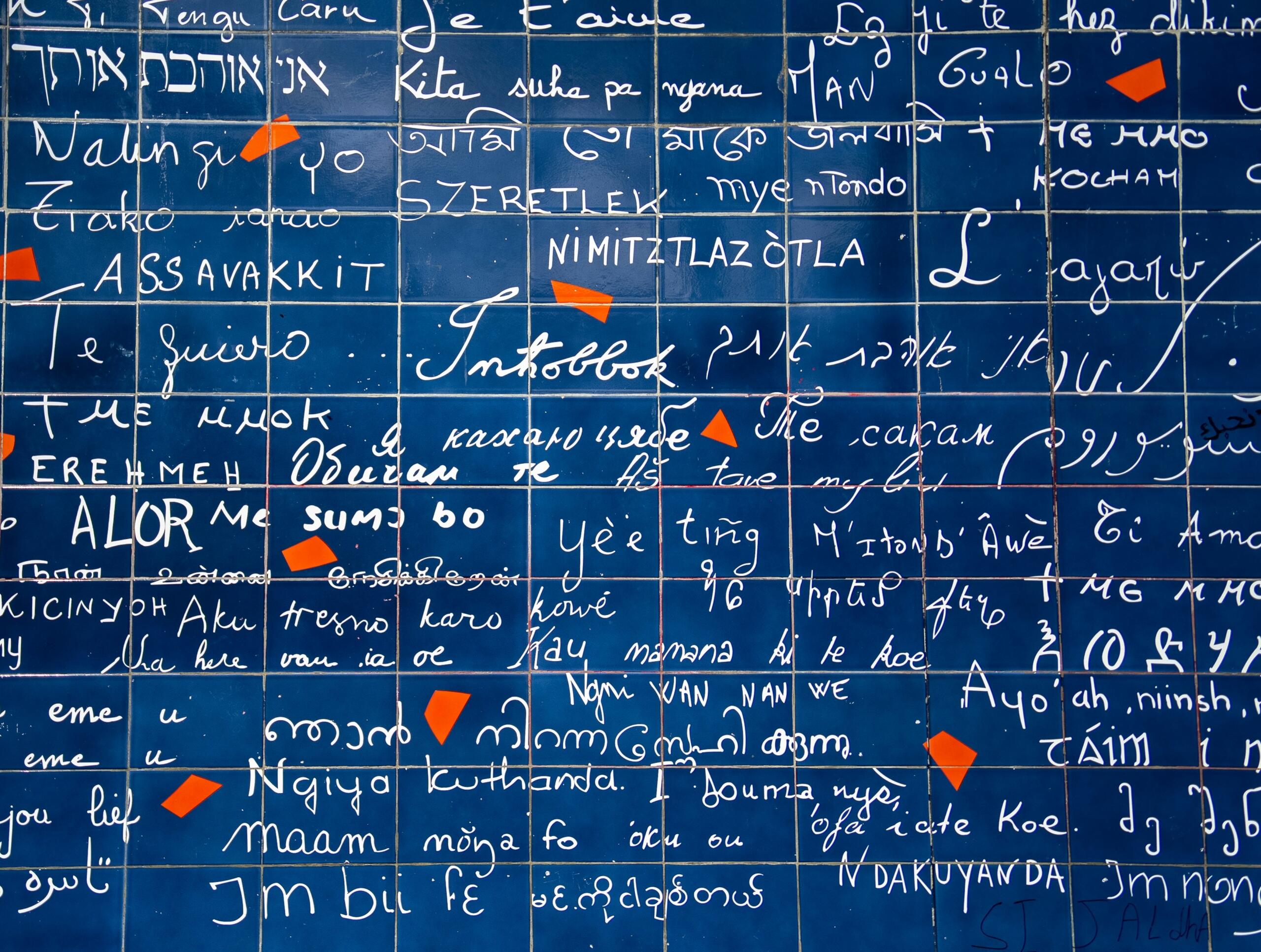 napisane rijeci po zidu