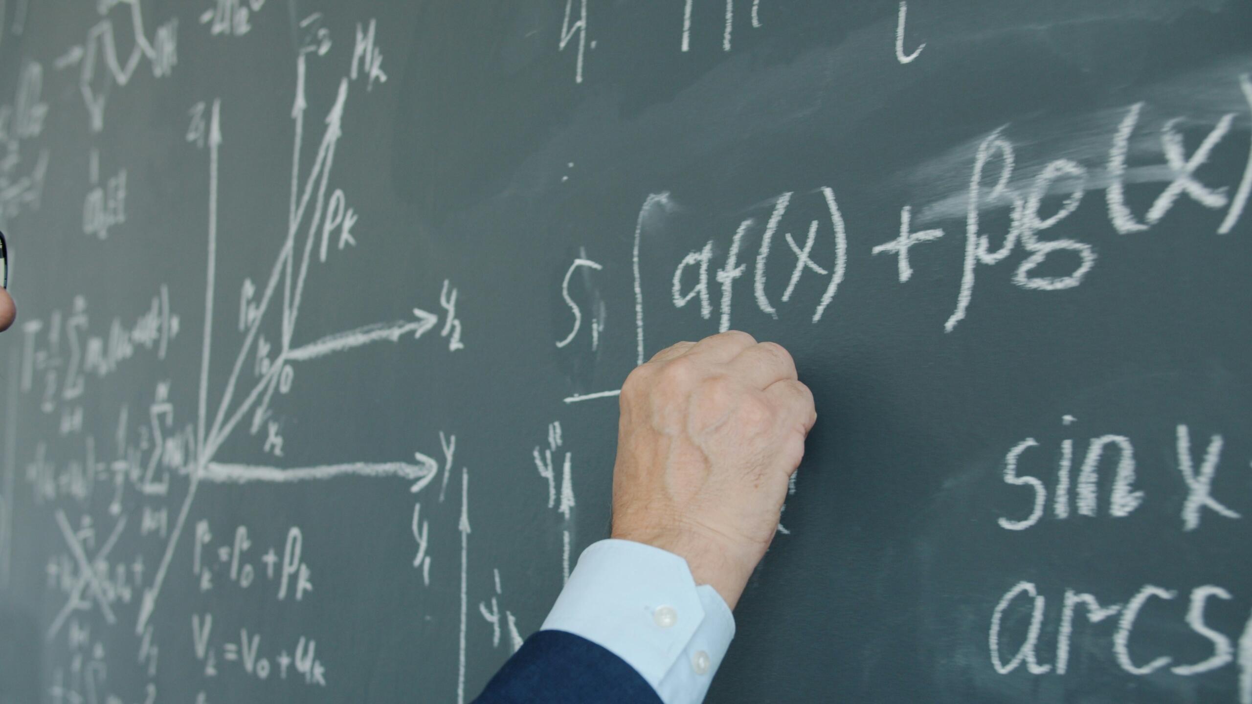 profesor pise na tabli