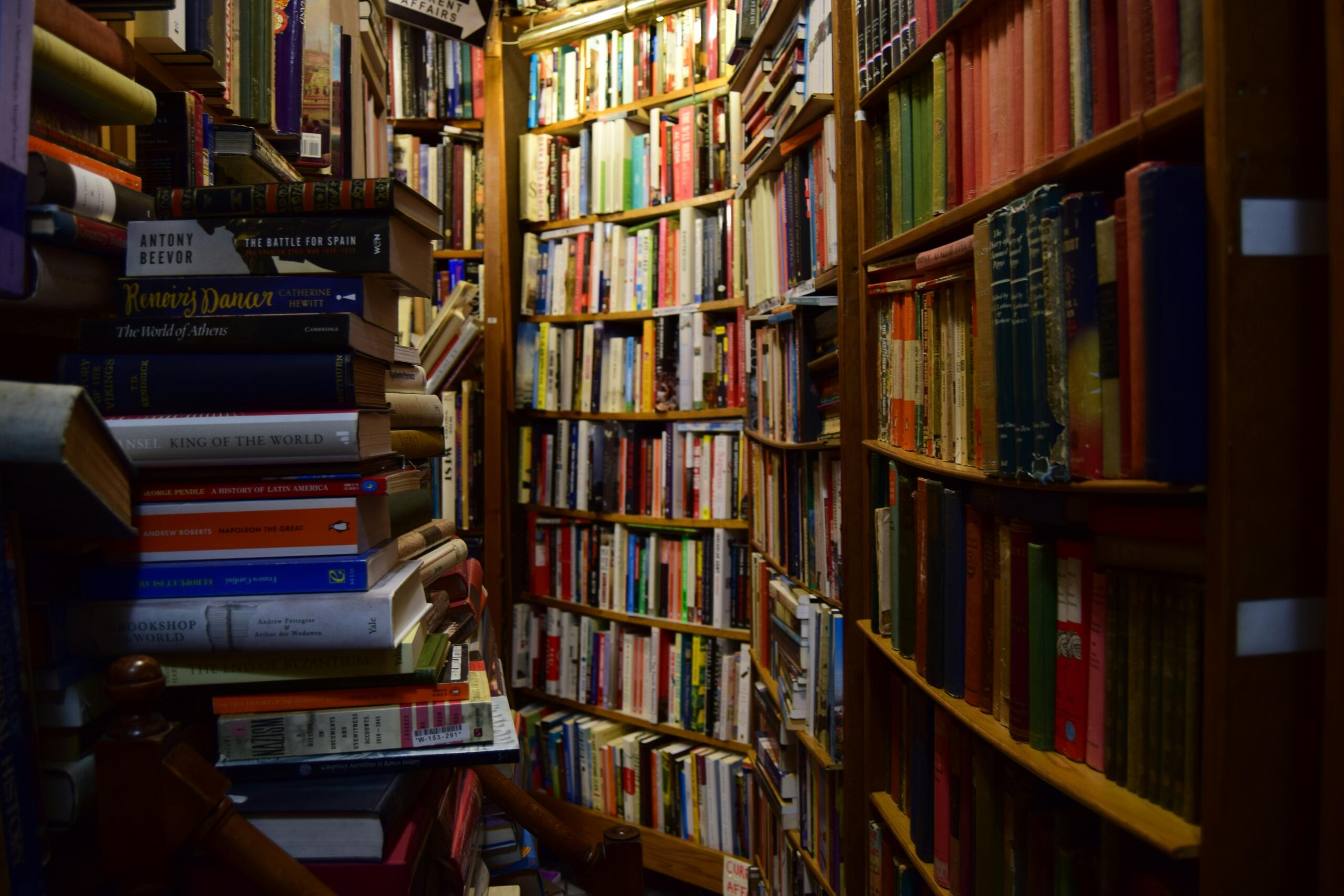 stare knjige u biblioteci