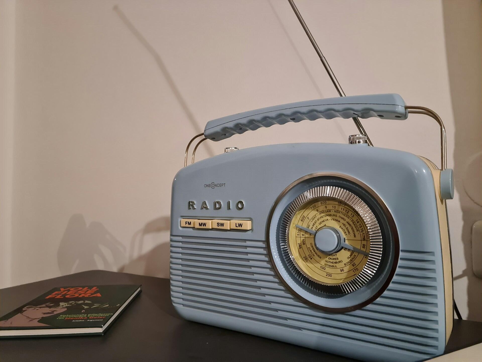 Plavi vintage radio