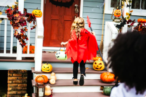 djevojcica slavi halloween