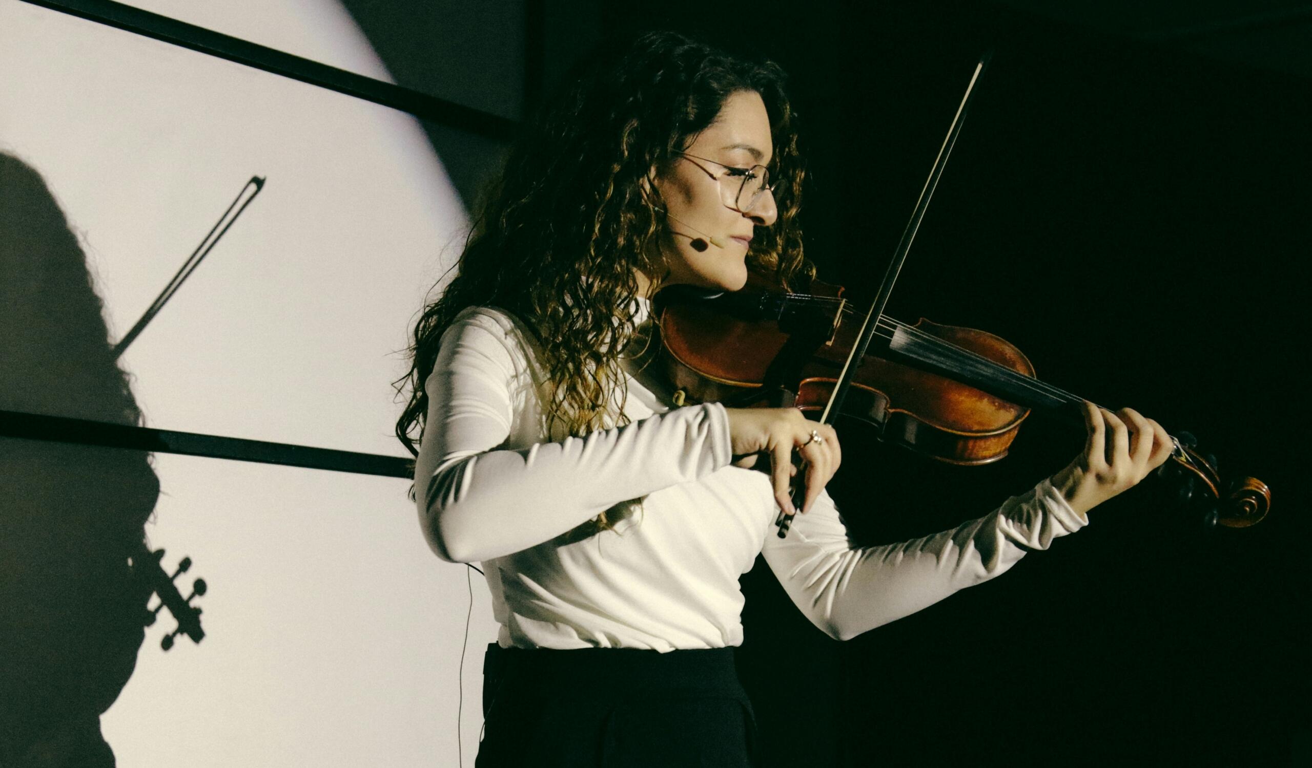 na bini sviranje violine