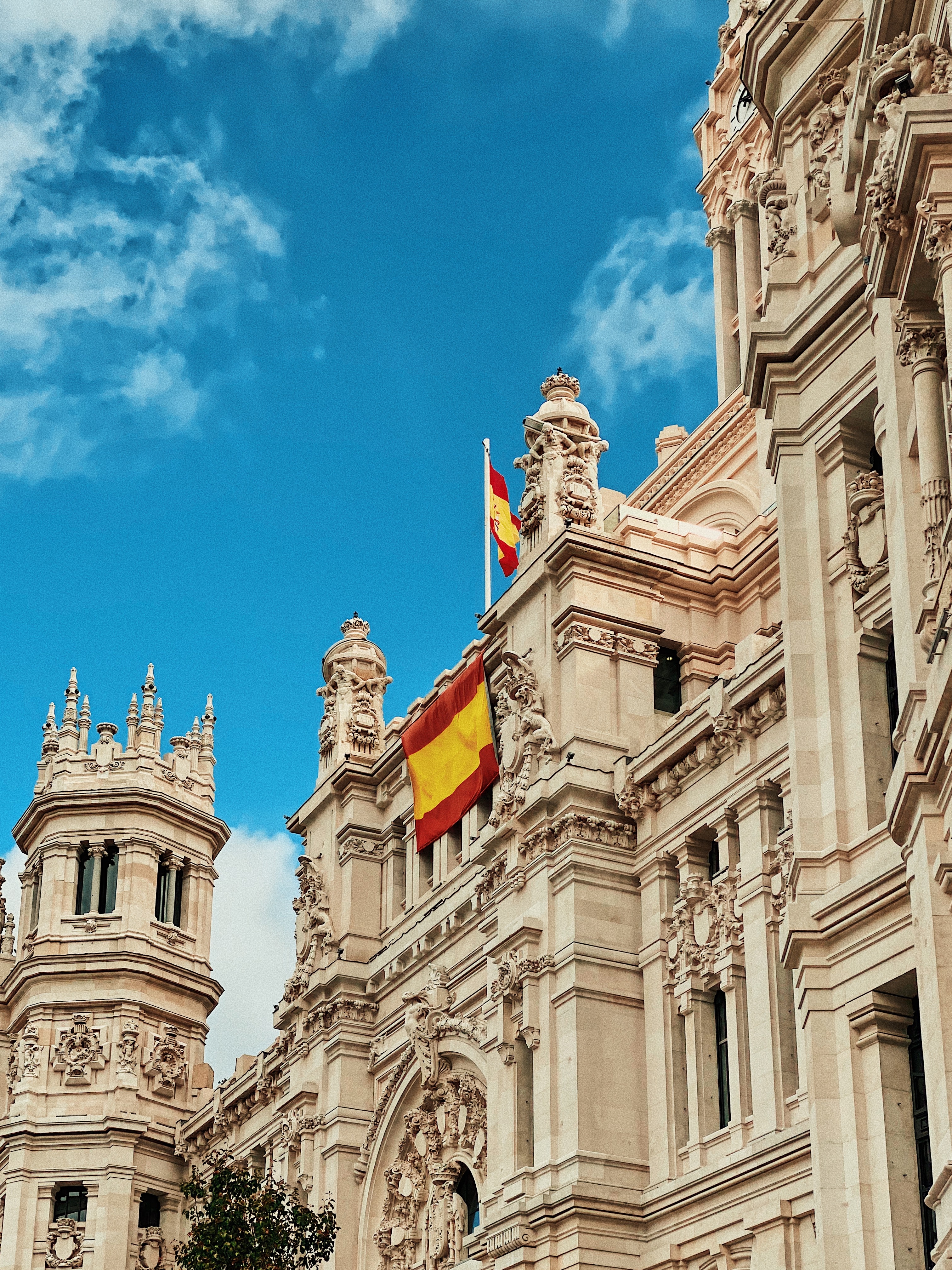 spanyol zászló épület előtt