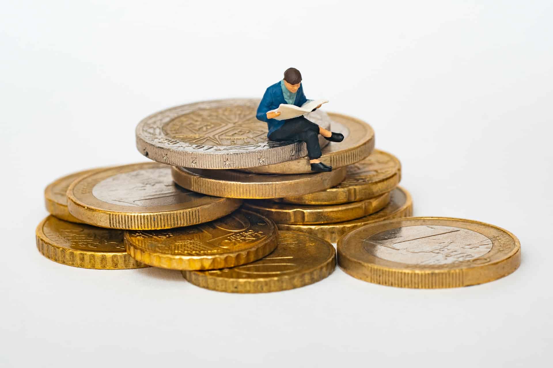pénzen ülő figura