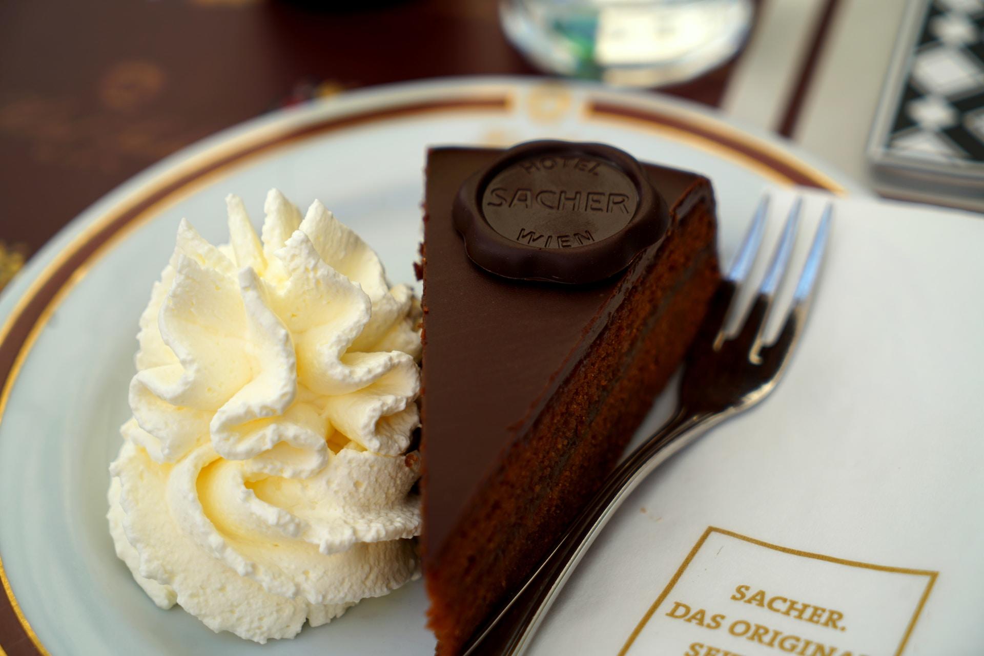 sachertorta tejszínhabbal