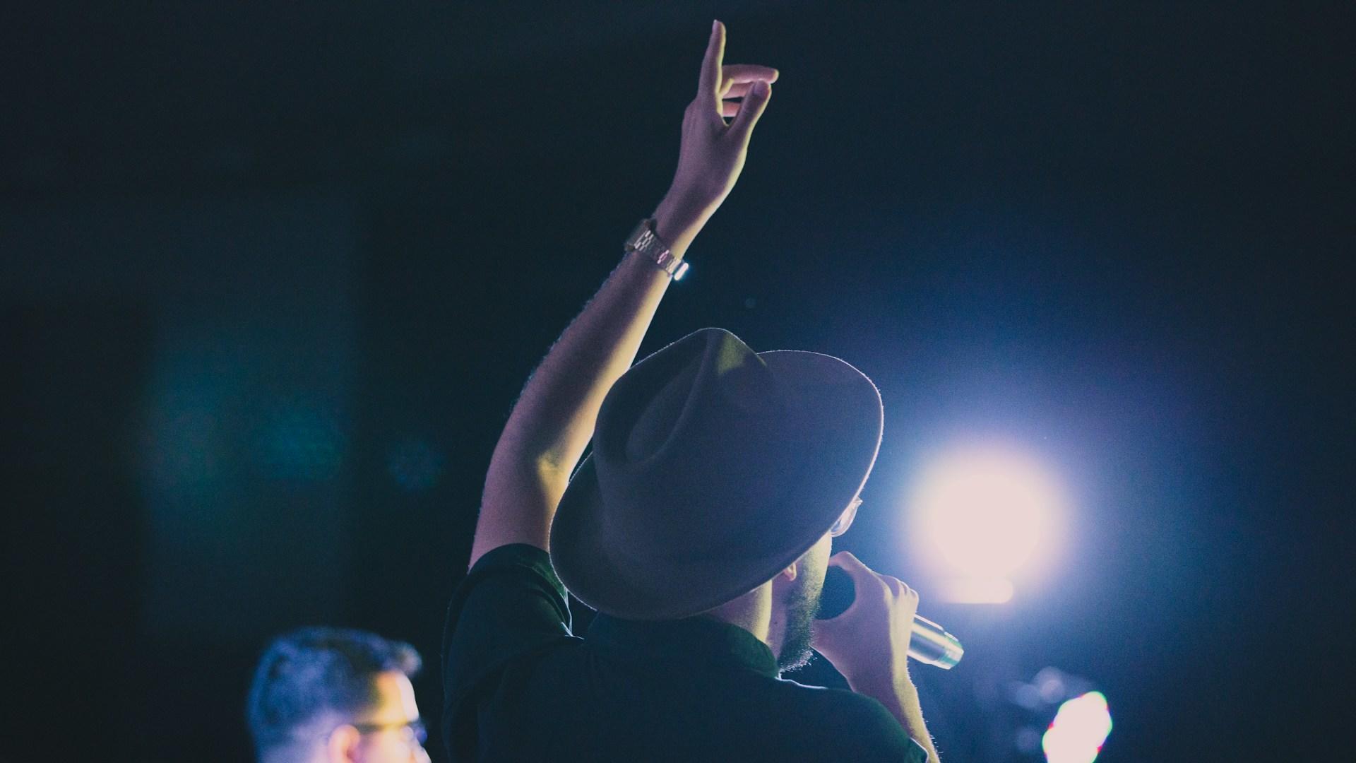 rock koncert férfi énekel