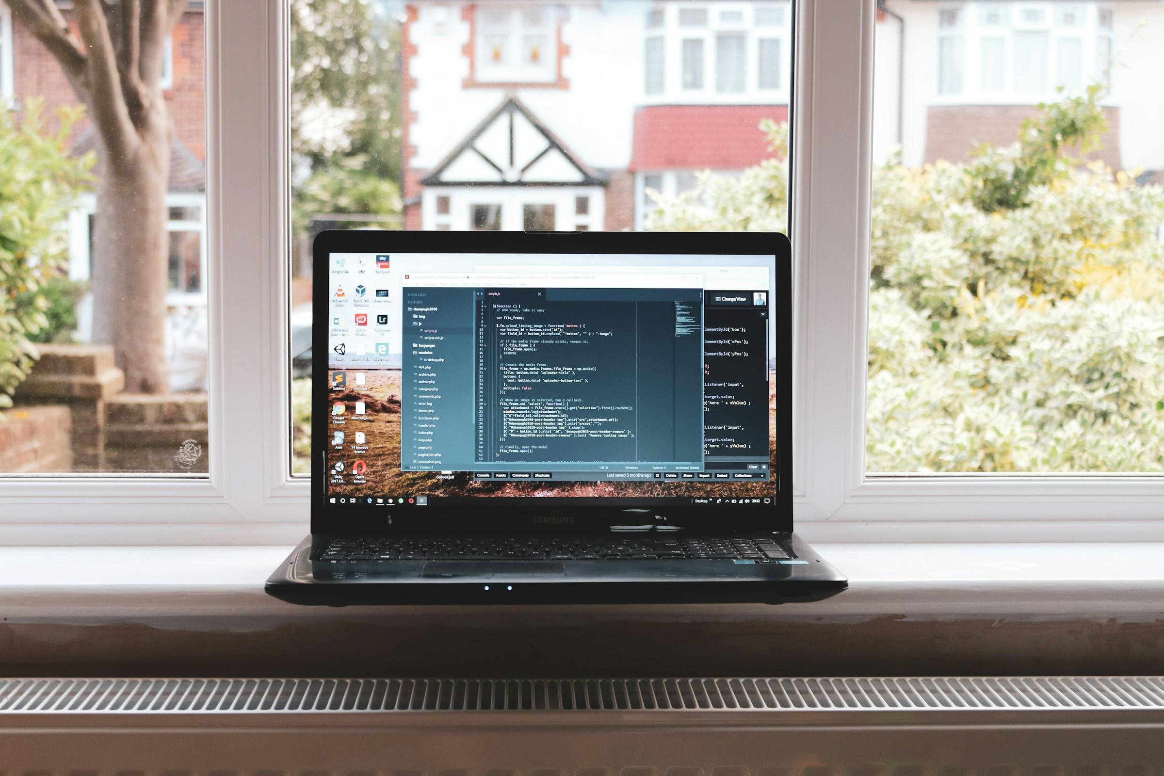 laptop az ablakban