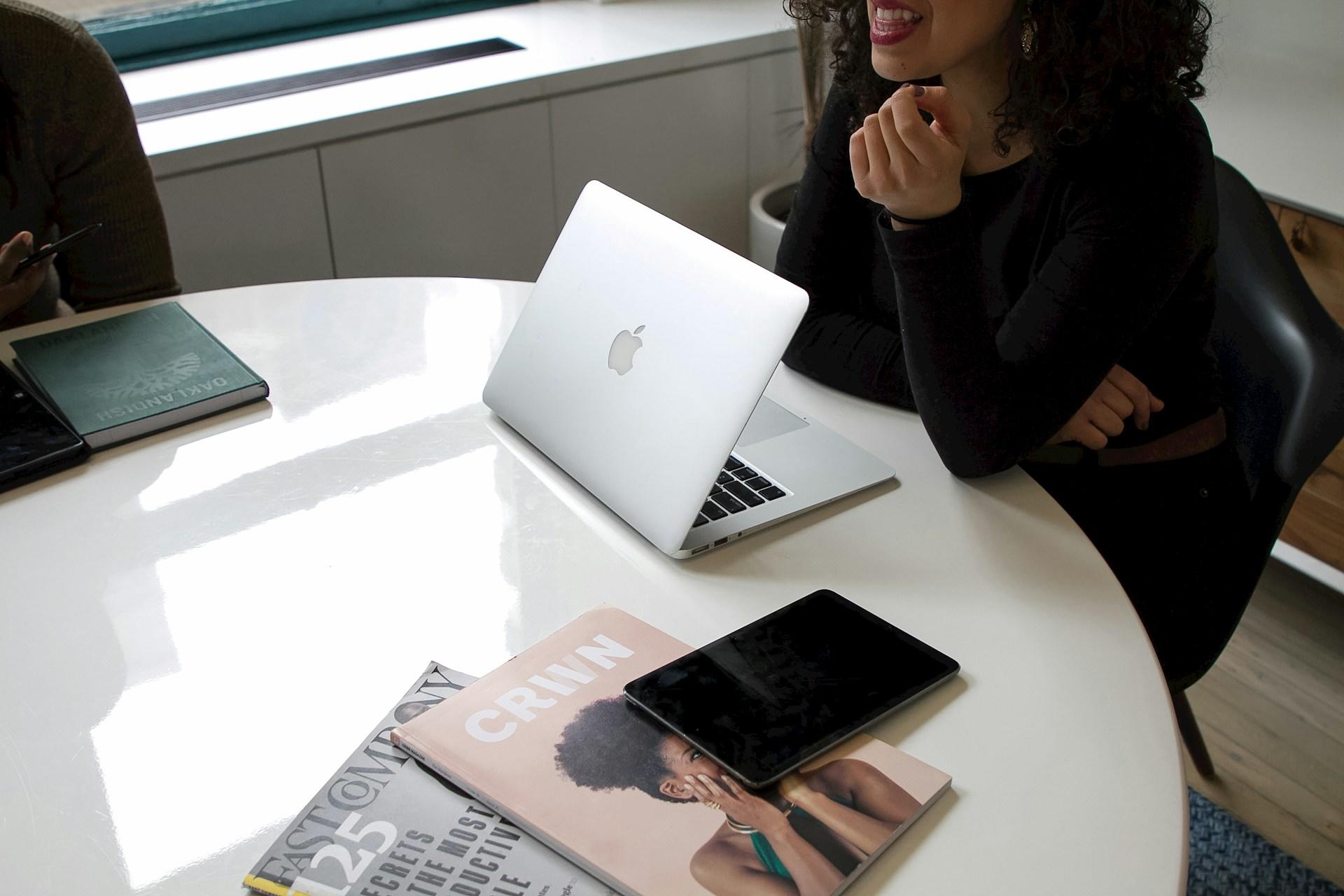 macbook újságok az asztalon