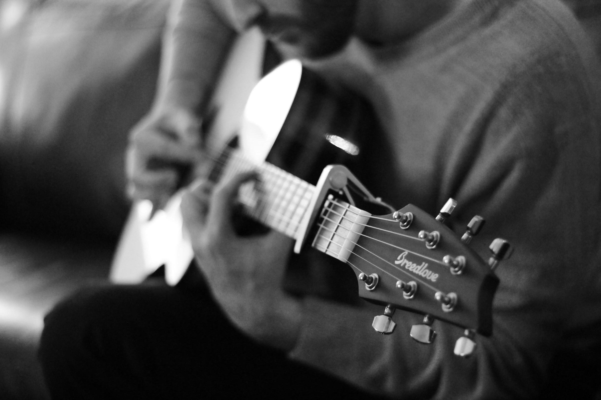pengető előnyei gitározásban